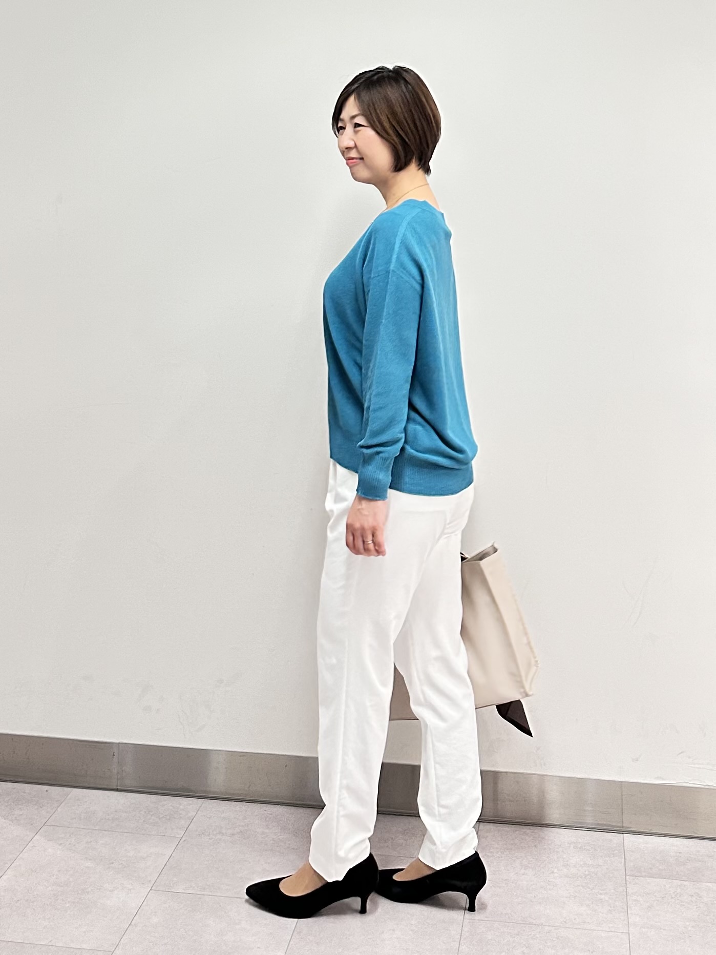 みなこさんの「UNTITLED｜【7色展開/洗える/程よい透け感】ドライタッチVネックニット」を使ったコーディネート