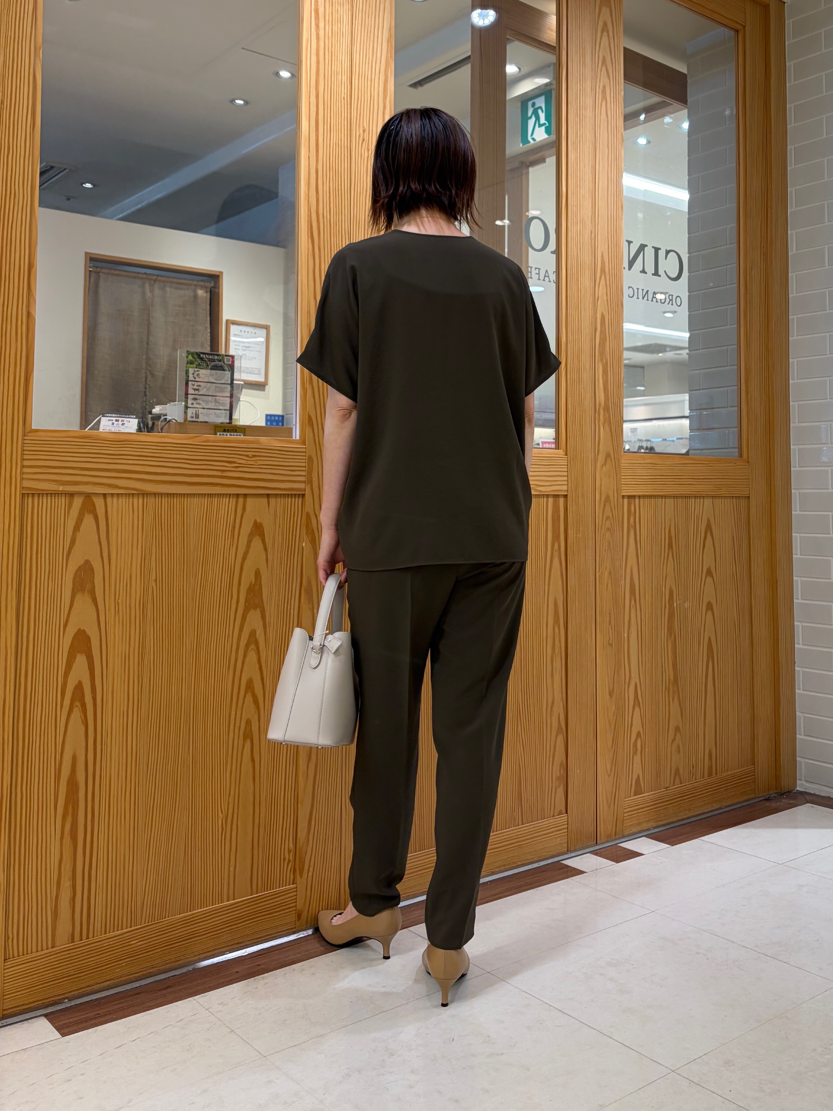 ゆうさんの「UNTITLED｜【UV/接触冷感/セットアップ可】リラクシーキーVネックブラウス」を使ったコーディネート