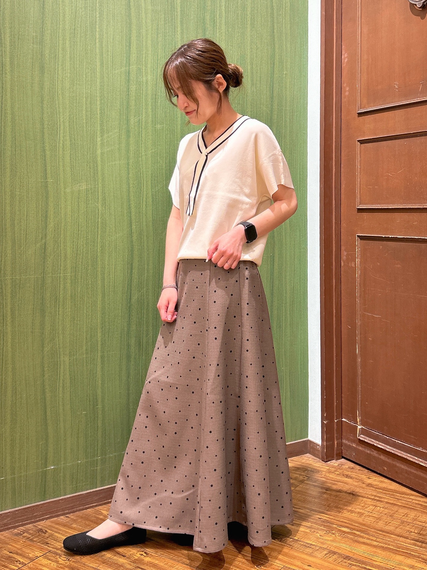 かおりさんの「SHOO･LA･RUE｜【高レビュー/毎日洗える/UV】二の腕も隠せる 配色ボウタイニット」を使ったコーディネート