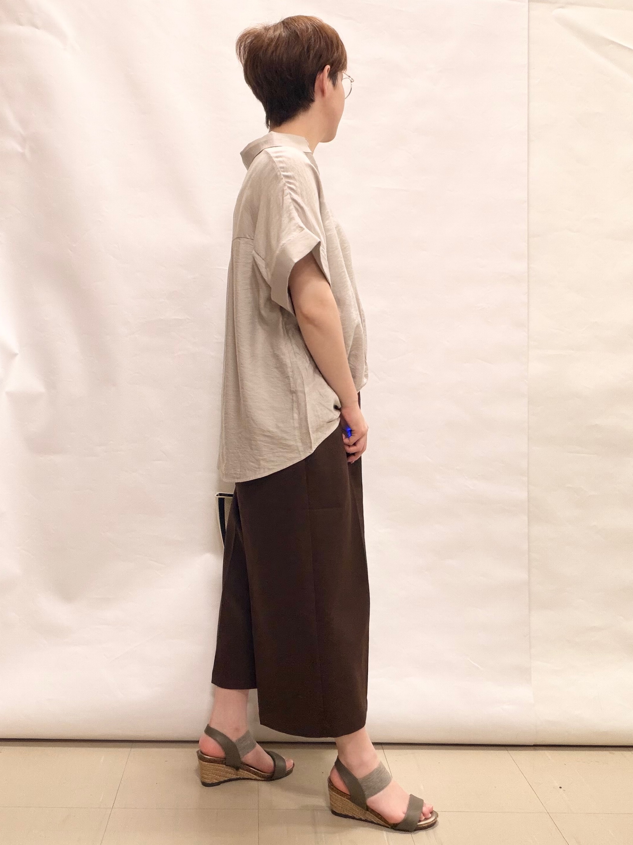 なっちゃんさんの「SHOO･LA･RUE｜【S-LL/洗濯機可】インせず着られる 裾タック スキッパーシャツ」を使ったコーディネート