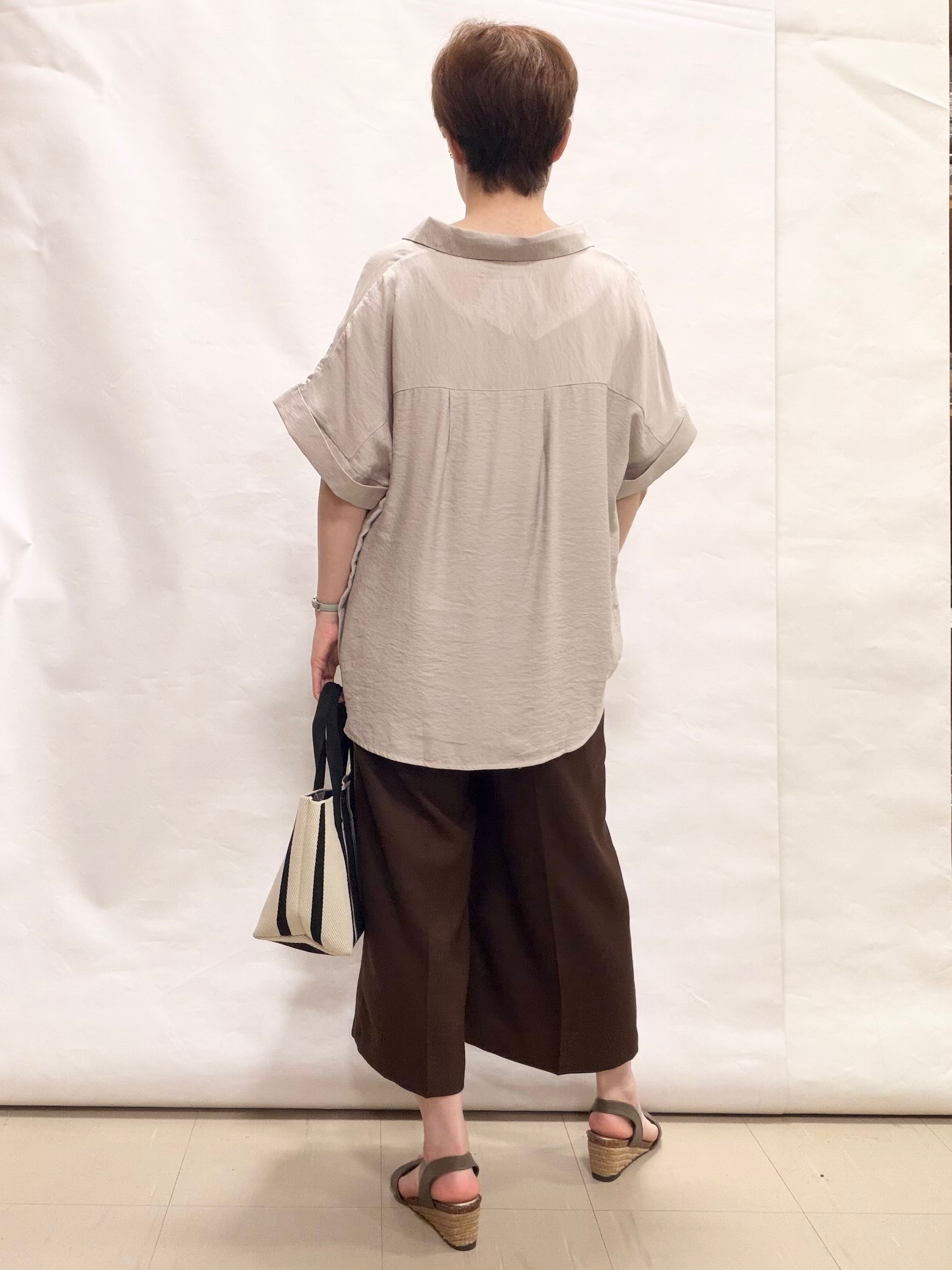 なっちゃんさんの「SHOO･LA･RUE｜【S-LL/洗濯機可】インせず着られる 裾タック スキッパーシャツ」を使ったコーディネート