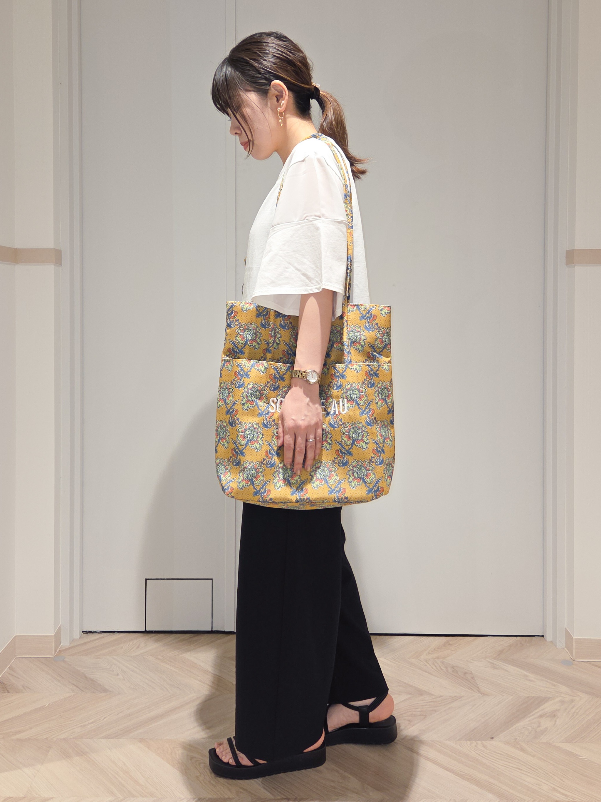 TSUCHIYAさんの「SHOO･LA･RUE｜【S-LL/洗濯機可/体型カバー】フレアスリーブで二の腕を自然に隠せる 浅VネックTシャツ」を使ったコーディネート