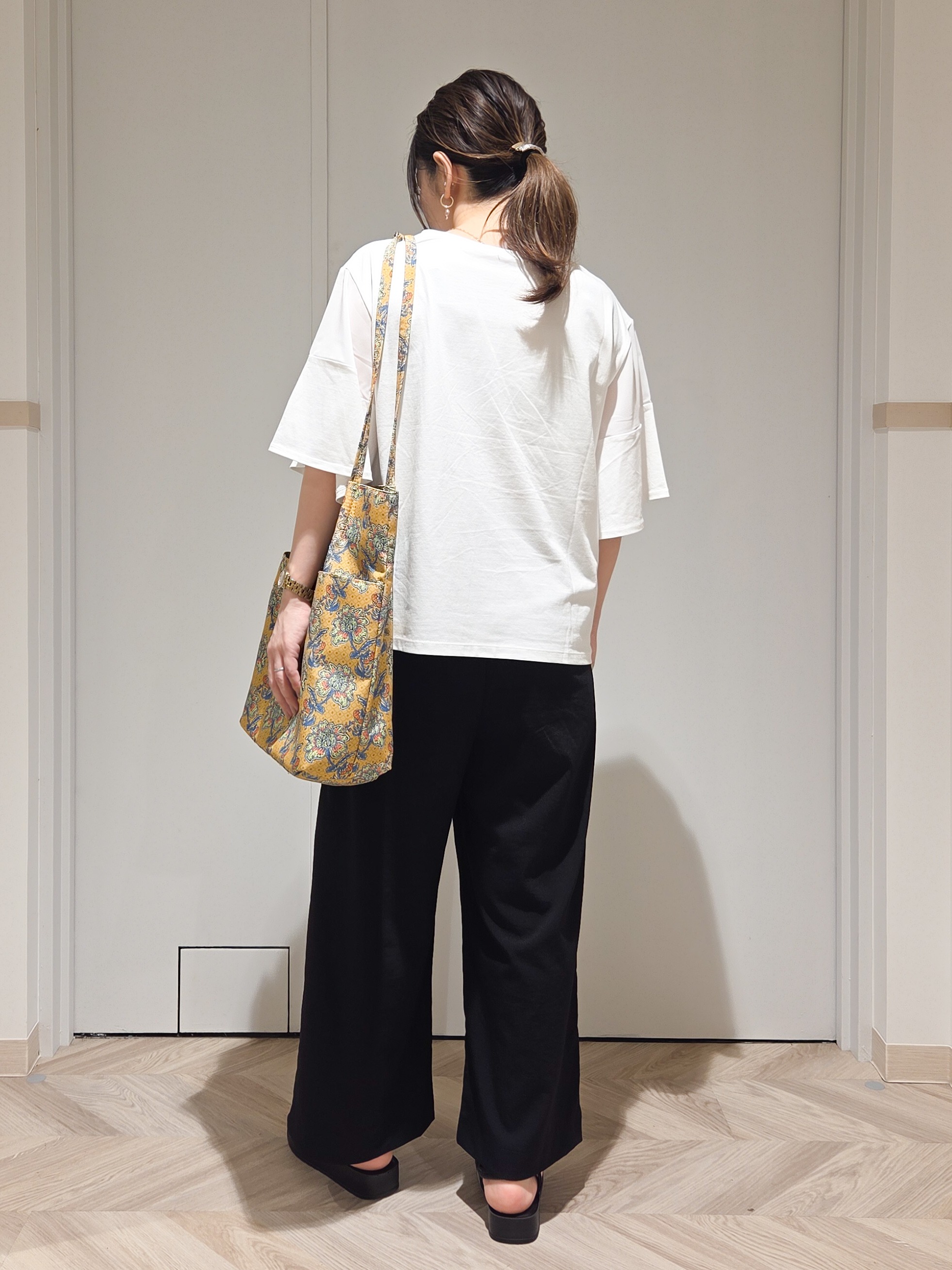 TSUCHIYAさんの「SHOO･LA･RUE｜【S-LL/洗濯機可/体型カバー】フレアスリーブで二の腕を自然に隠せる 浅VネックTシャツ」を使ったコーディネート