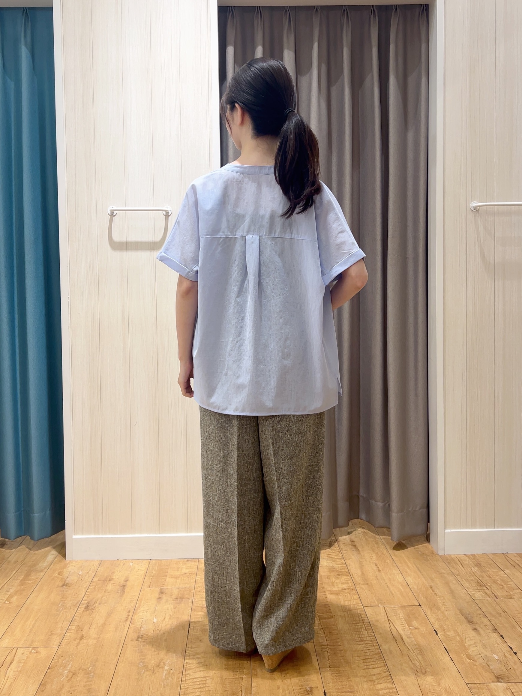 moneさんの「SHOO･LA･RUE｜【通気性〇/UV/S-LL】風が通り抜ける 半袖バンドカラーシアーシャツ」を使ったコーディネート