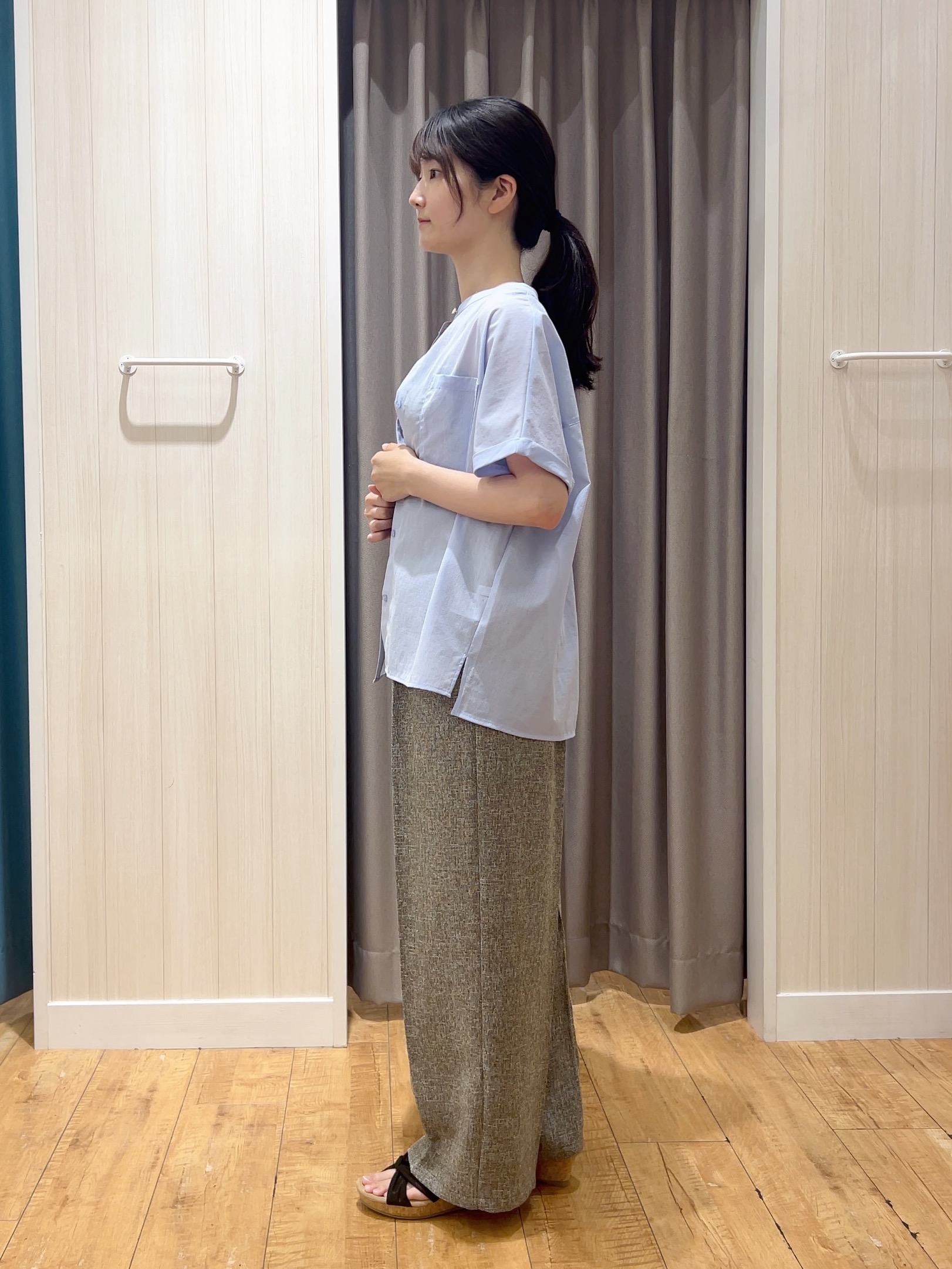 moneさんの「SHOO･LA･RUE｜【通気性〇/UV/S-LL】風が通り抜ける 半袖バンドカラーシアーシャツ」を使ったコーディネート