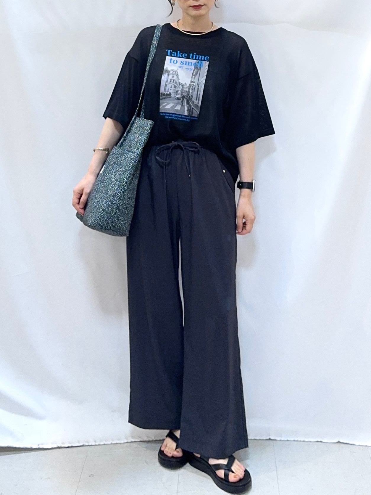 𝐇𝐢𝐫𝐨𝐦𝐢さんの「SHOO･LA･RUE｜【体型カバー】程よい透け感 デザインアソート 5分袖シアーニット」を使ったコーディネート