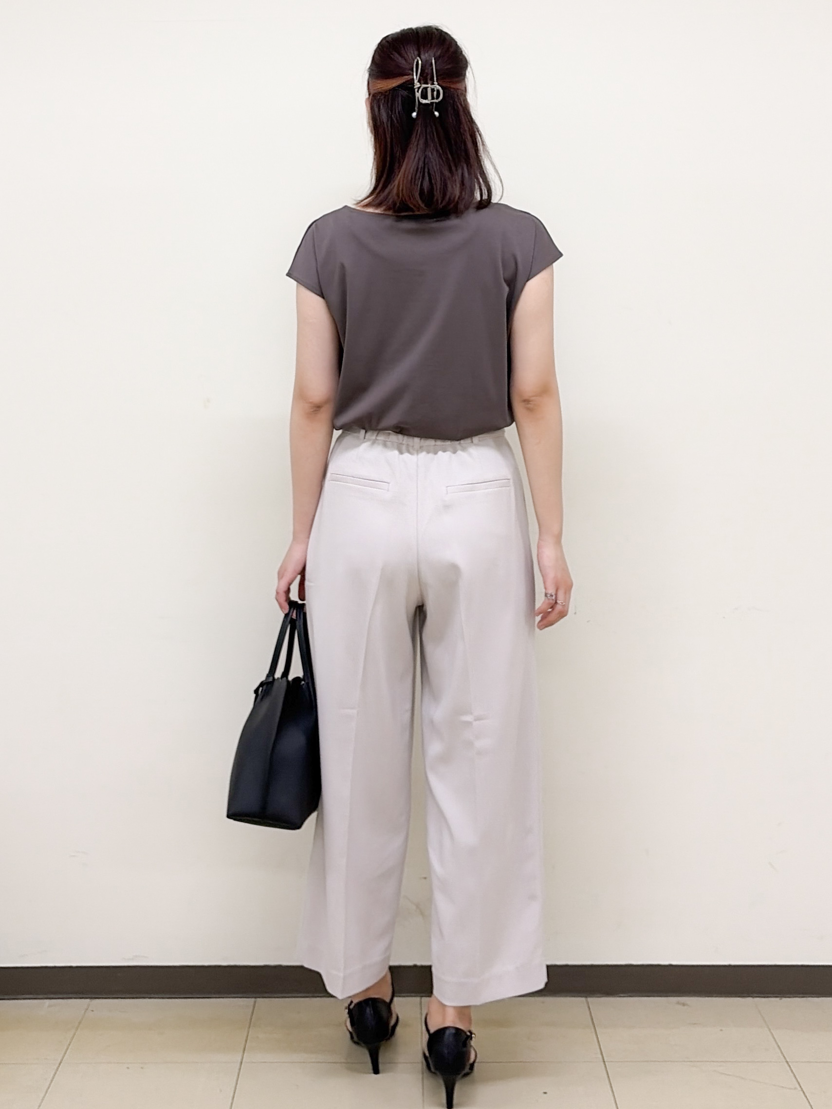 yurinaさんの「index｜【接触冷感】ビジューキーネックフレンチトップス《UVケア／洗濯機OK／XS～3L／8col》」を使ったコーディネート