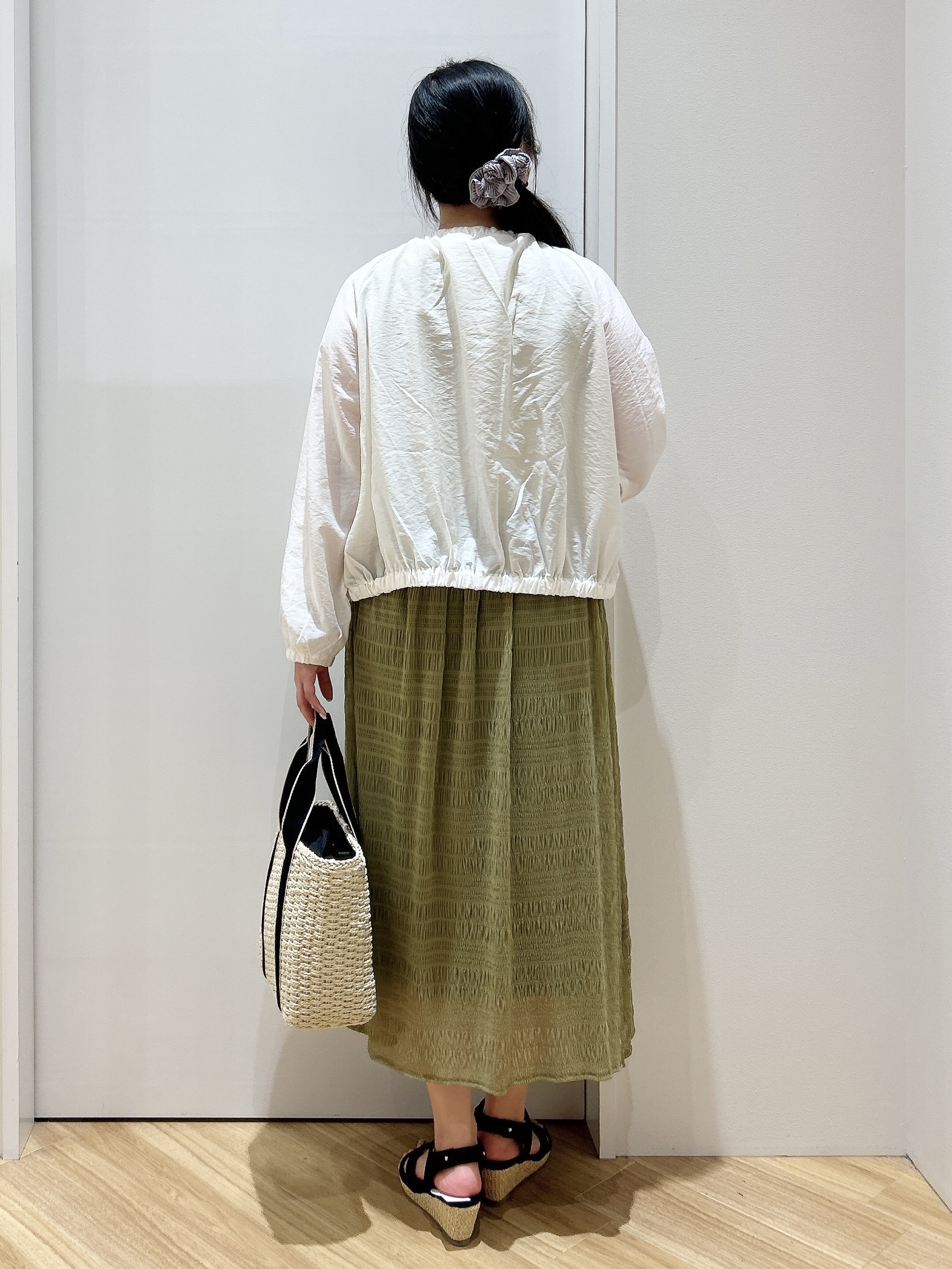 みいさんの「grove｜気温調整にも◎ブラウス感覚で羽織れるシアーブルゾン」を使ったコーディネート