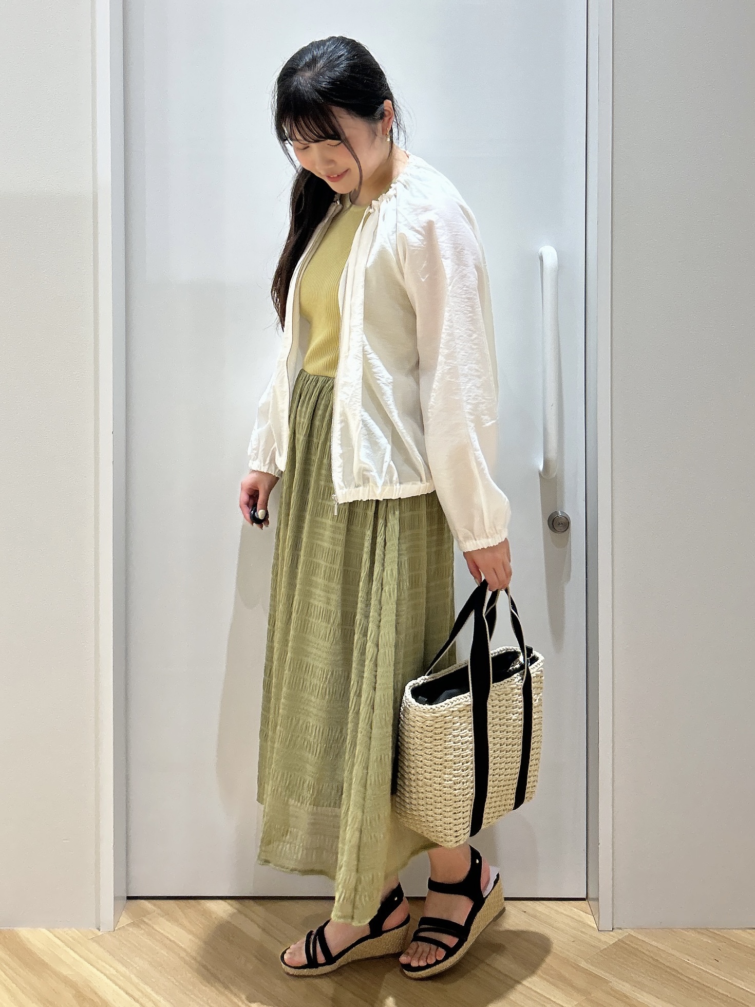 みいさんの「grove｜気温調整にも◎ブラウス感覚で羽織れるシアーブルゾン」を使ったコーディネート