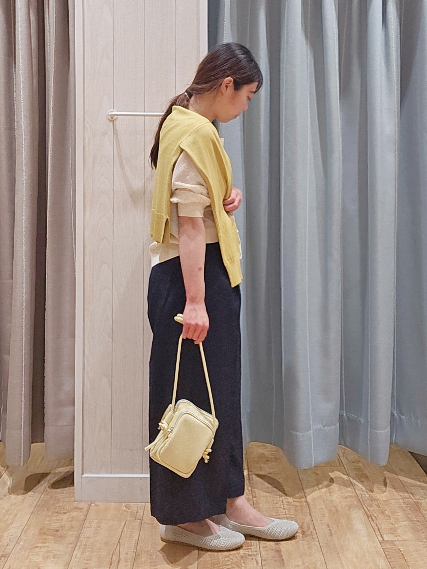 miyaさんの「SHOO･LA･RUE｜【洗濯機可/UV】さらっとしたタッチが心地よい ショート丈 Vネックカーディガン」を使ったコーディネート
