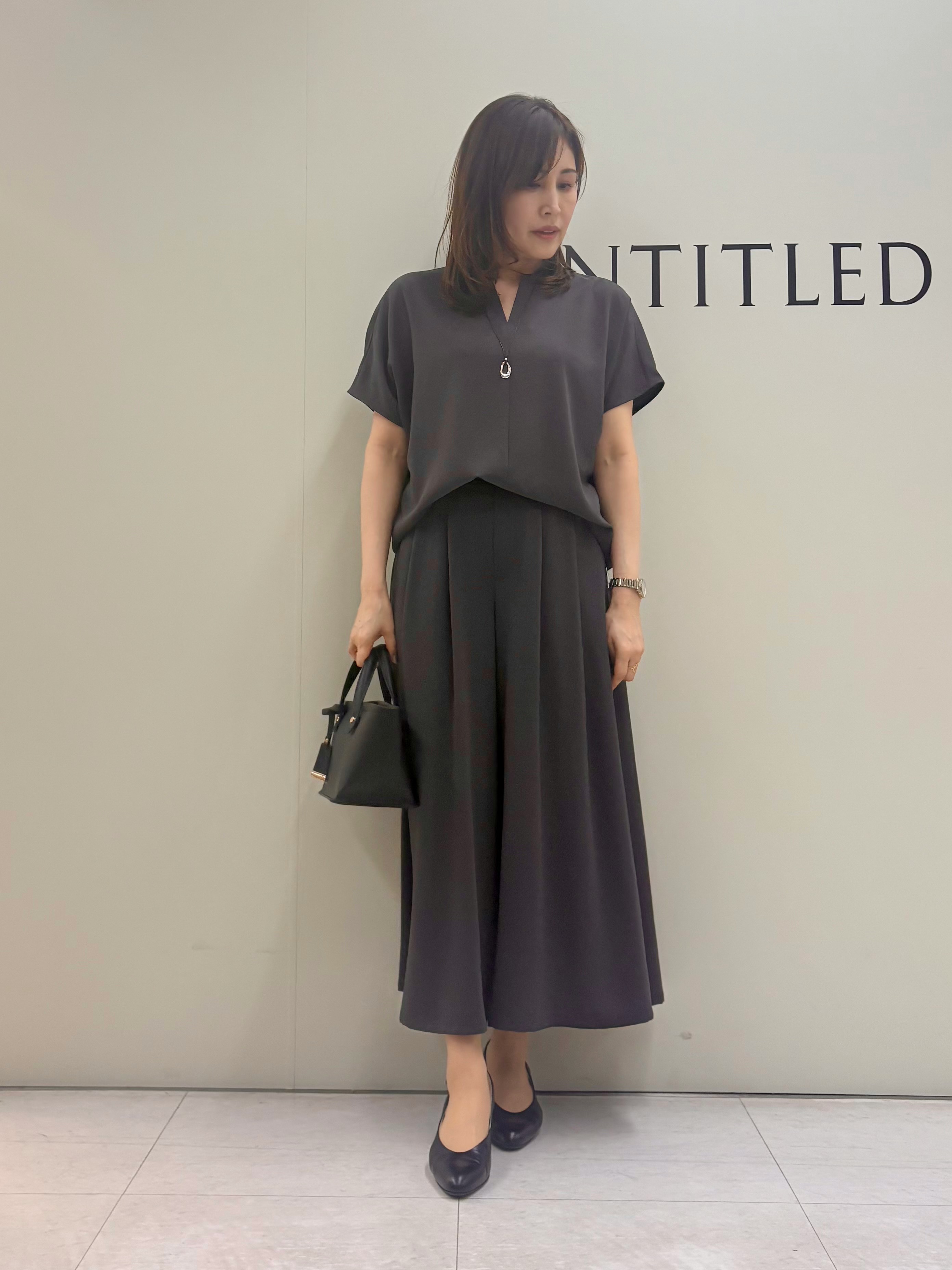 Sakaiさんの「UNTITLED｜【UV/接触冷感/セットアップ可】リラクシーキーVネックブラウス」を使ったコーディネート