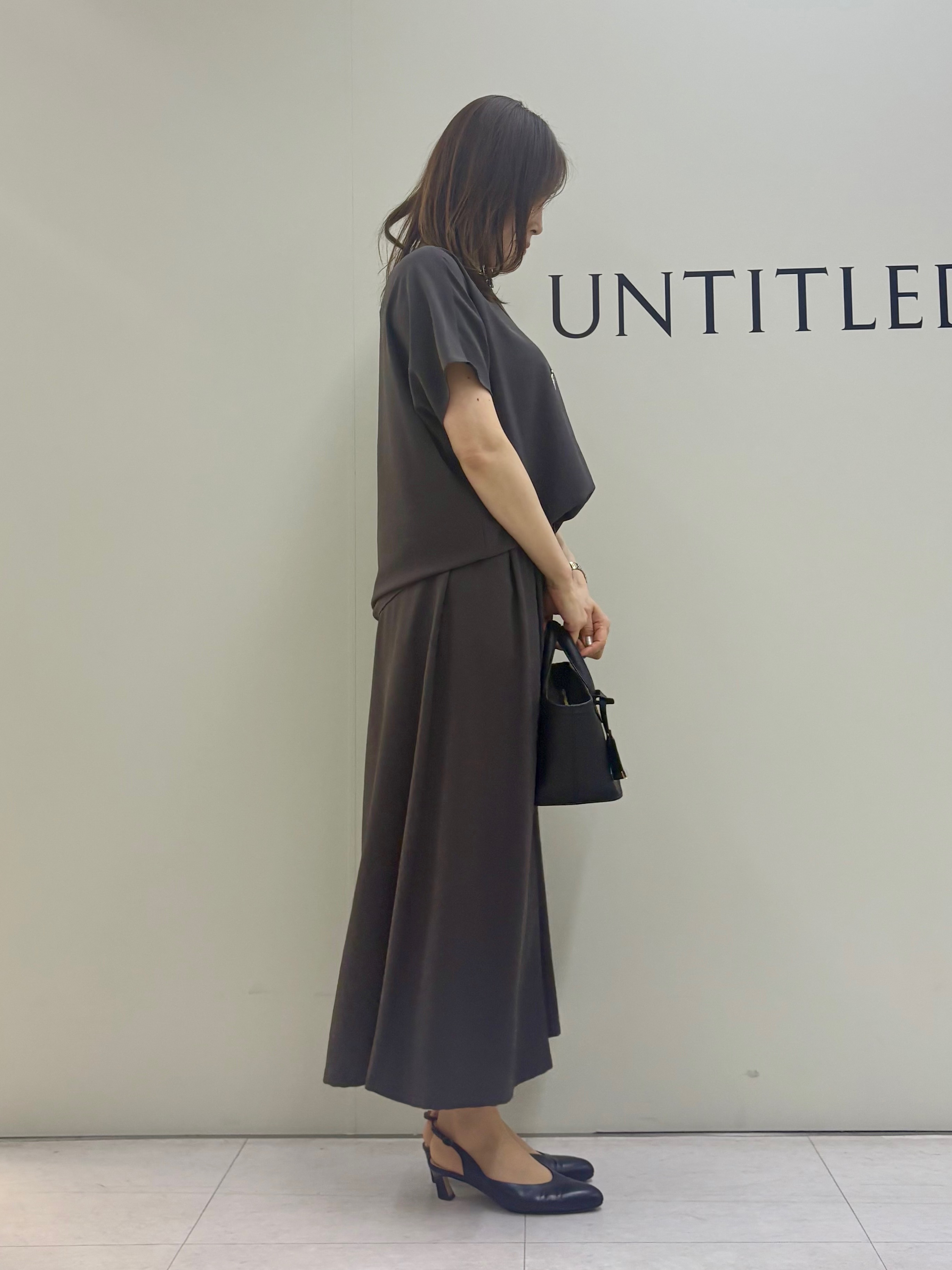 Sakaiさんの「UNTITLED｜【UV/接触冷感/セットアップ可】リラクシーキーVネックブラウス」を使ったコーディネート