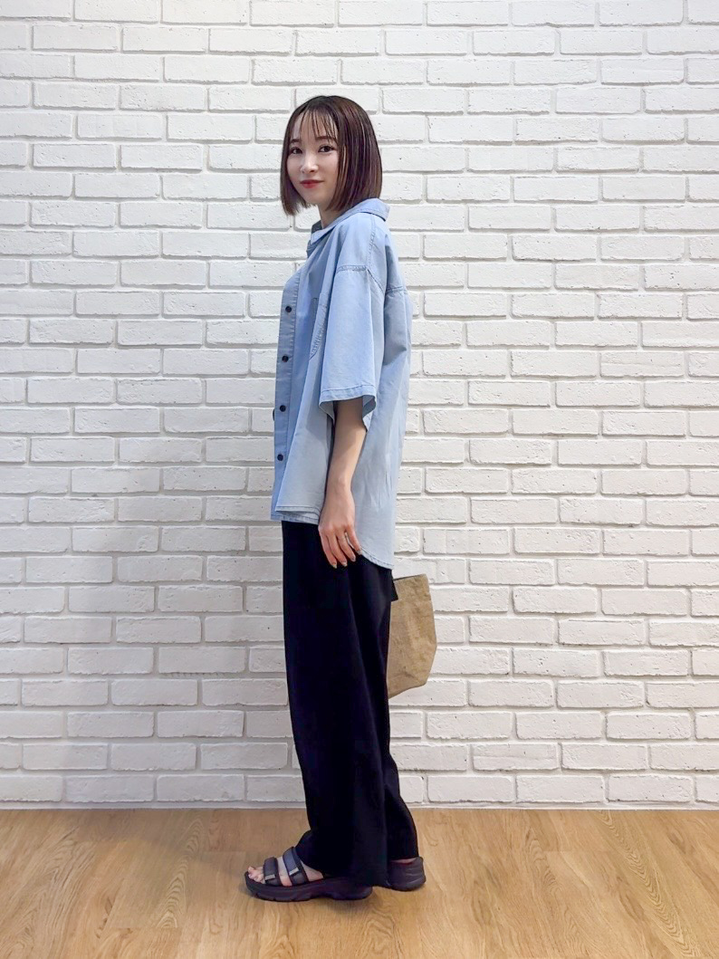 𝐜𝐡𝐢𝐤𝐚さんの「SHOO･LA･RUE｜【セットアップ可/S-LL】ライトオンスデニム 5分袖シャツ」を使ったコーディネート