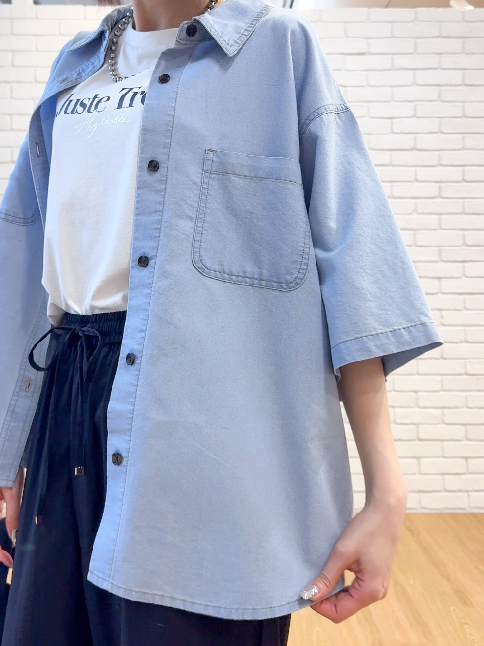 𝐜𝐡𝐢𝐤𝐚さんの「SHOO･LA･RUE｜【セットアップ可/S-LL】ライトオンスデニム 5分袖シャツ」を使ったコーディネート