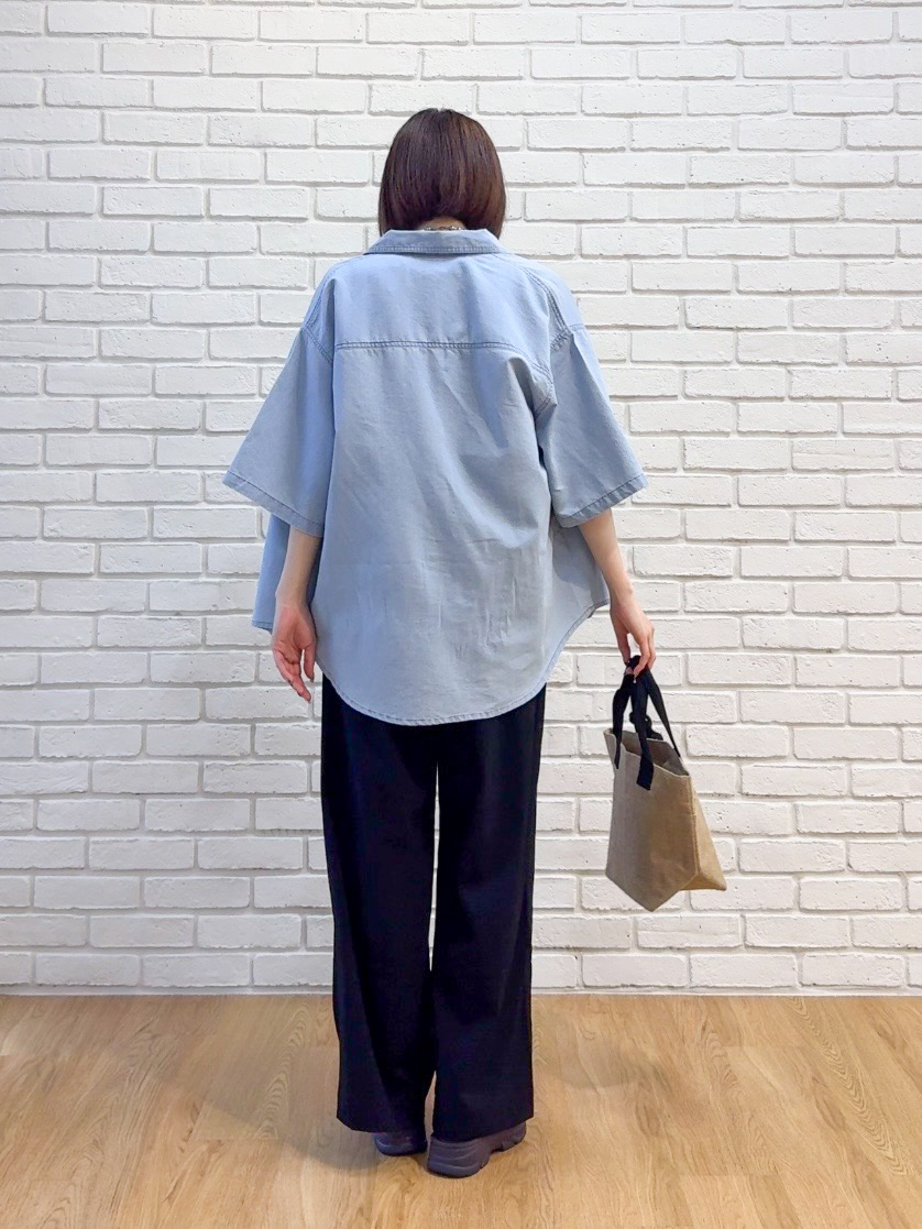 𝐜𝐡𝐢𝐤𝐚さんの「SHOO･LA･RUE｜【セットアップ可/S-LL】ライトオンスデニム 5分袖シャツ」を使ったコーディネート