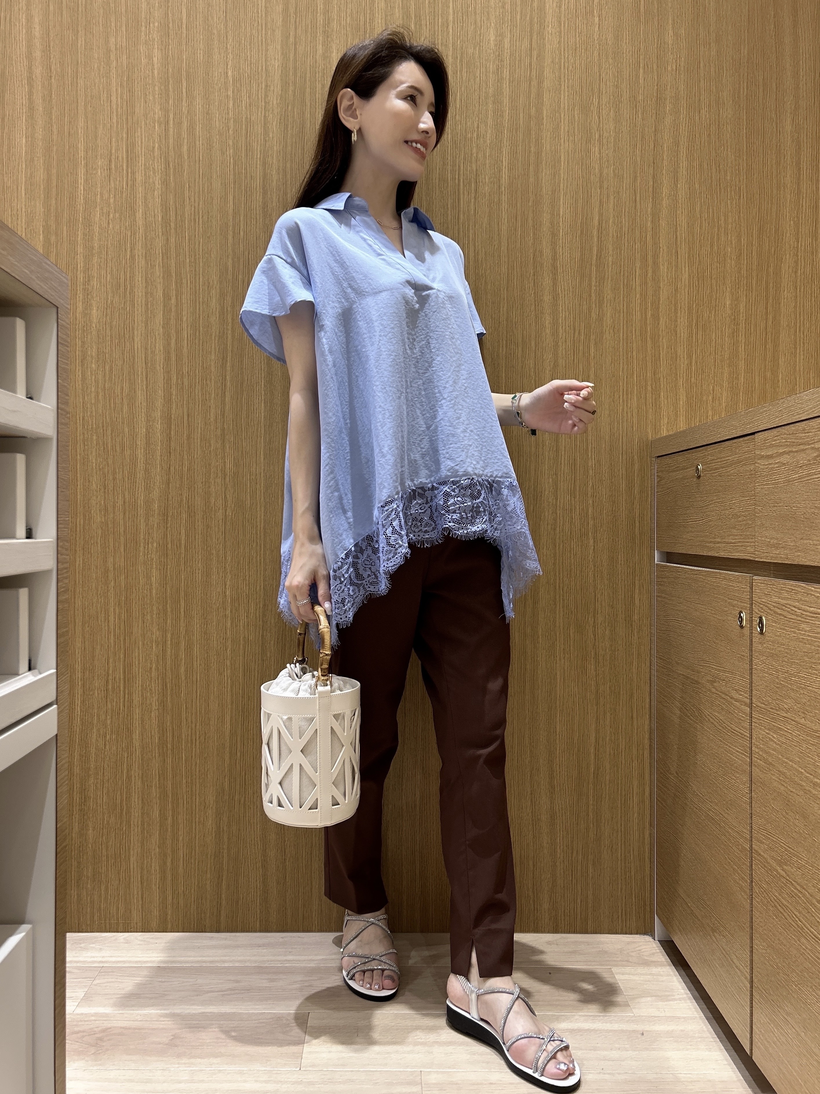 maiさんの「OPAQUE.CLIP｜裾レース スキッパーブラウス【洗濯機OK】」を使ったコーディネート