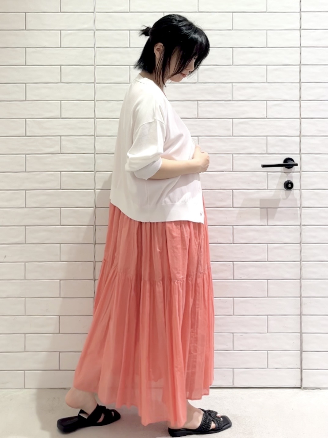 しおりさんの「OPAQUE.CLIP｜【UV／接触冷感】Vネックリラクシーニットカーディガン《洗濯機OK／抗ピル》」を使ったコーディネート