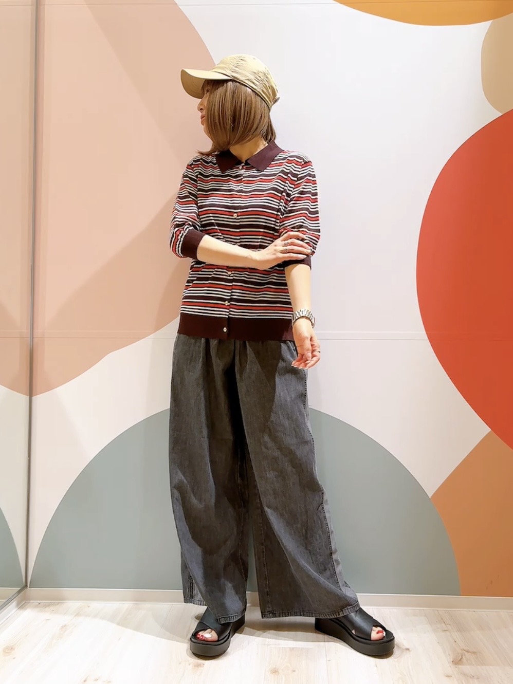 長男さんの「SHOO･LA･RUE｜【S-LL/洗濯機可】ほんのりシアーの襟付きニットカーディガン」を使ったコーディネート