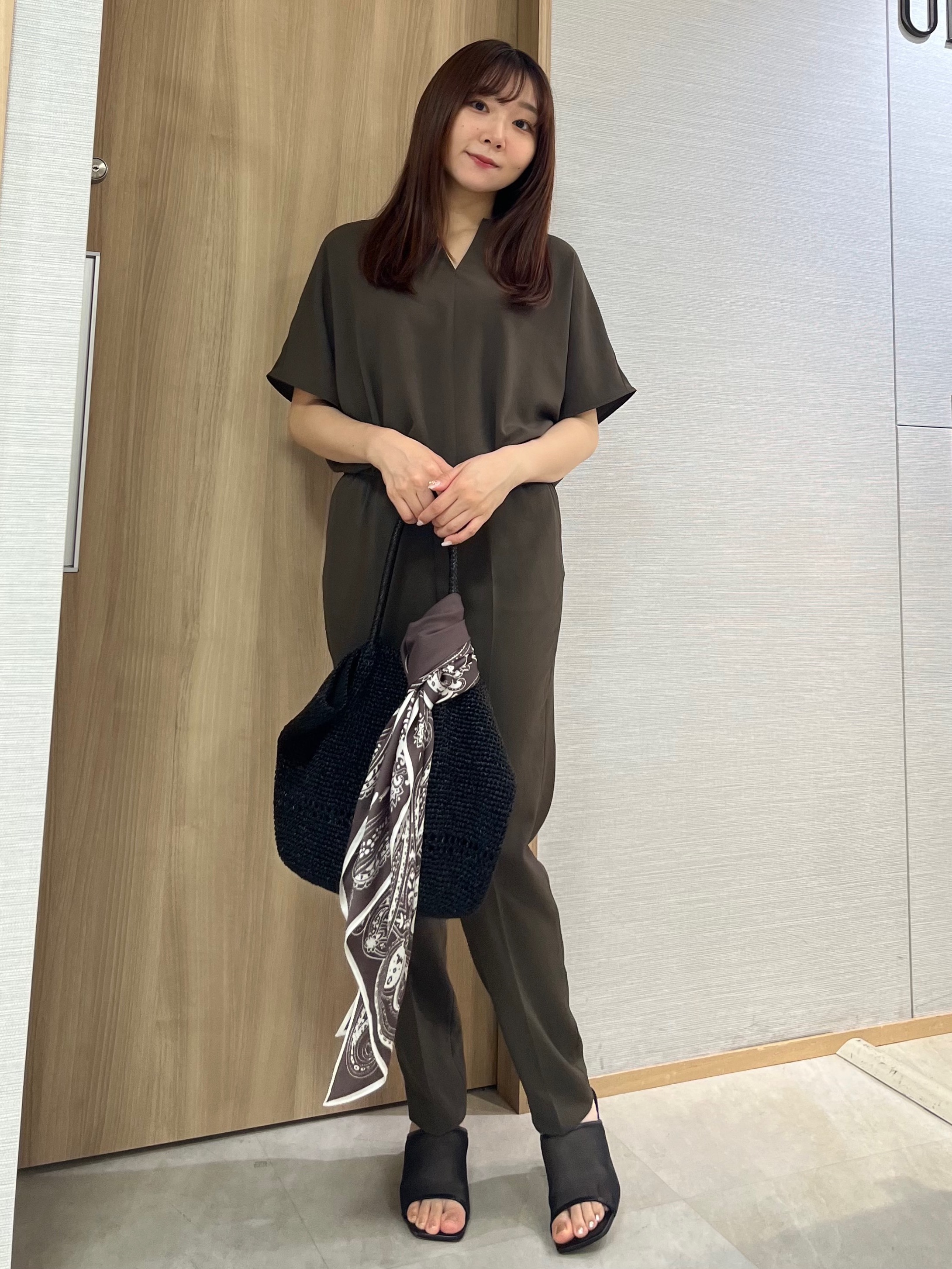 KAHOさんの「UNTITLED｜【UV/接触冷感/セットアップ可】リラクシーキーVネックブラウス」を使ったコーディネート