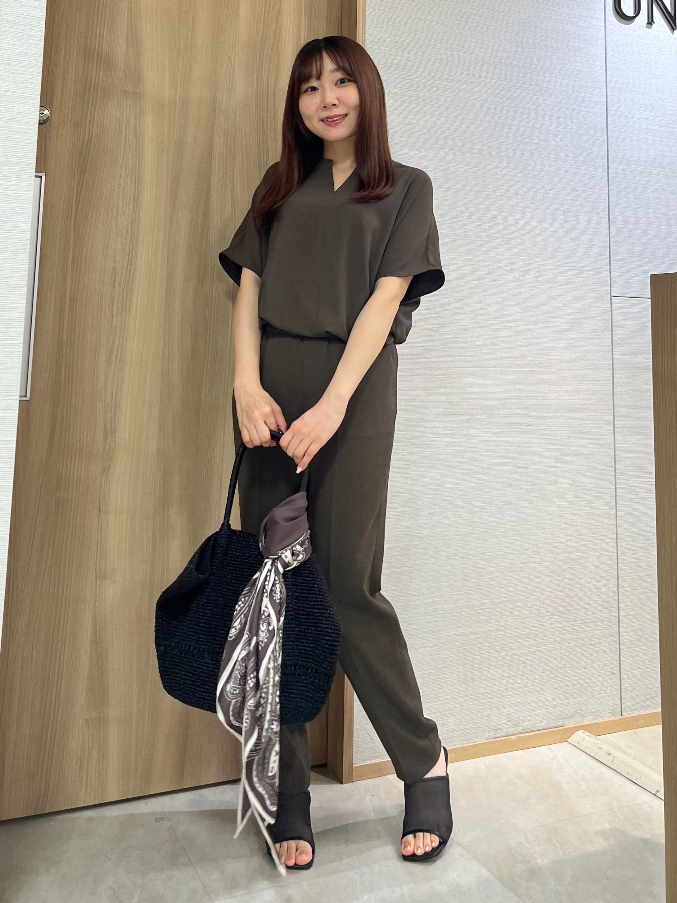 KAHOさんの「UNTITLED｜【UV/接触冷感/セットアップ可】リラクシーキーVネックブラウス」を使ったコーディネート