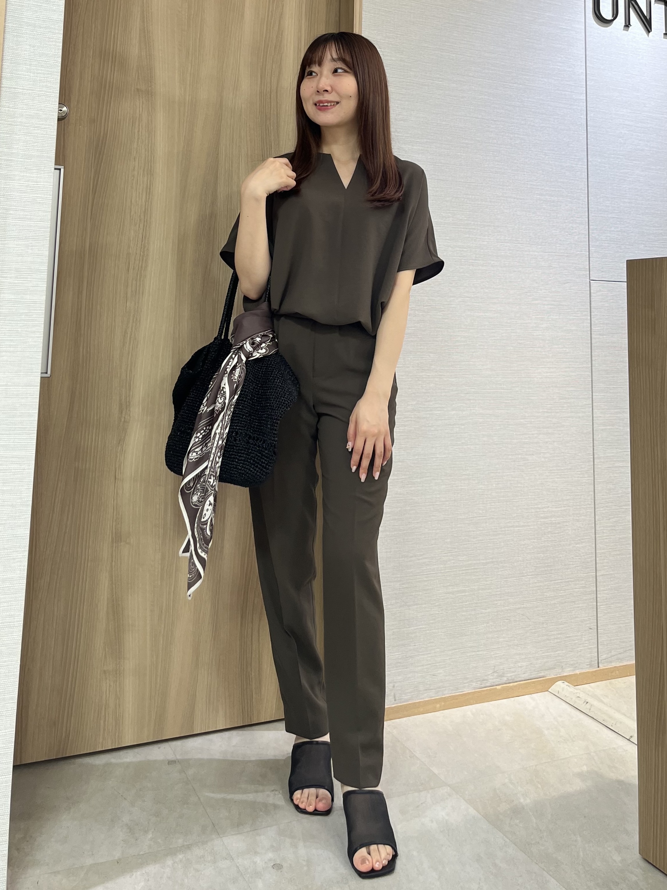KAHOさんの「UNTITLED｜【UV/接触冷感/セットアップ可】リラクシーキーVネックブラウス」を使ったコーディネート
