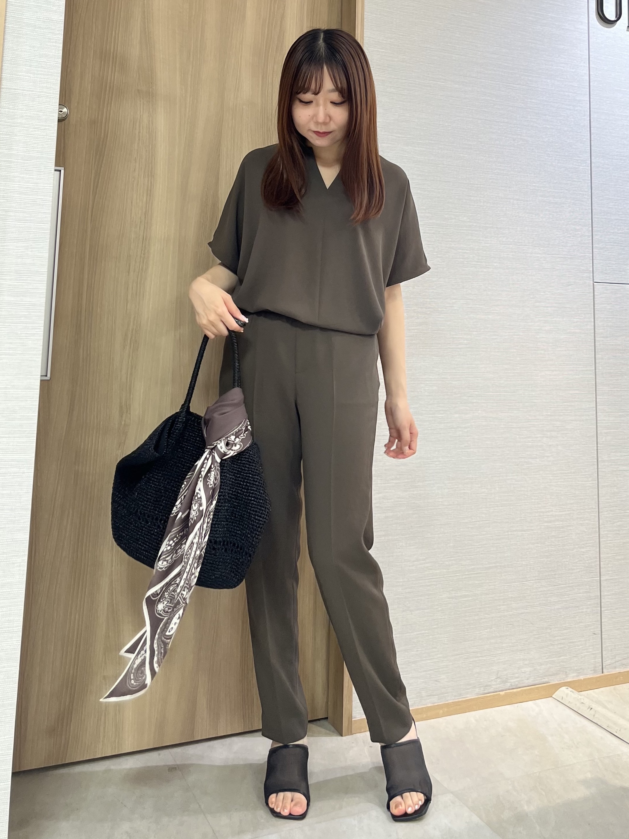 KAHOさんの「UNTITLED｜【UV/接触冷感/セットアップ可】リラクシーキーVネックブラウス」を使ったコーディネート