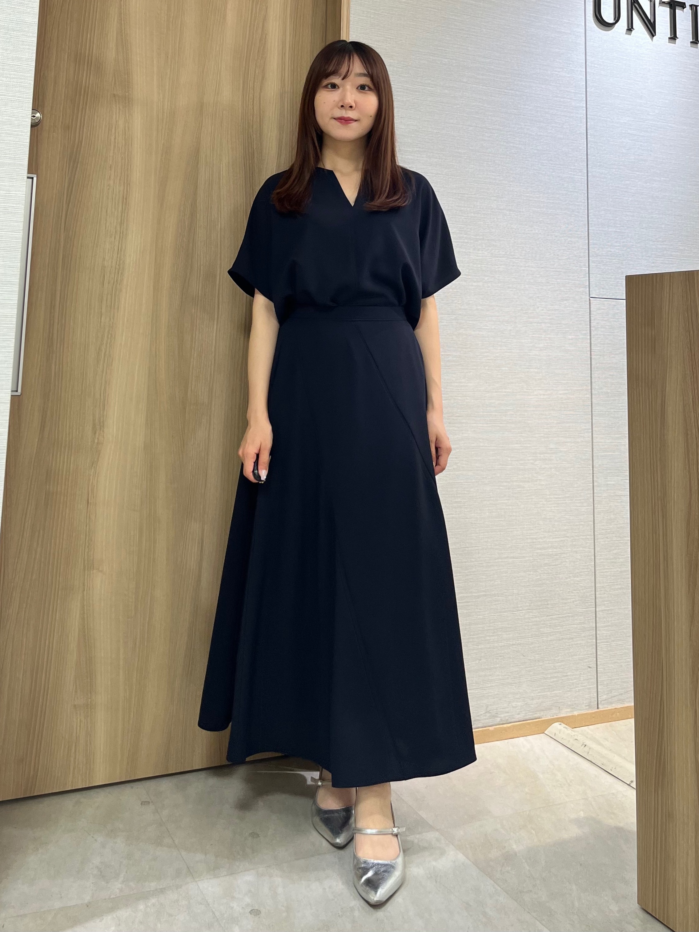 KAHOさんの「UNTITLED｜【UV/接触冷感/セットアップ可】リラクシーキーVネックブラウス」を使ったコーディネート