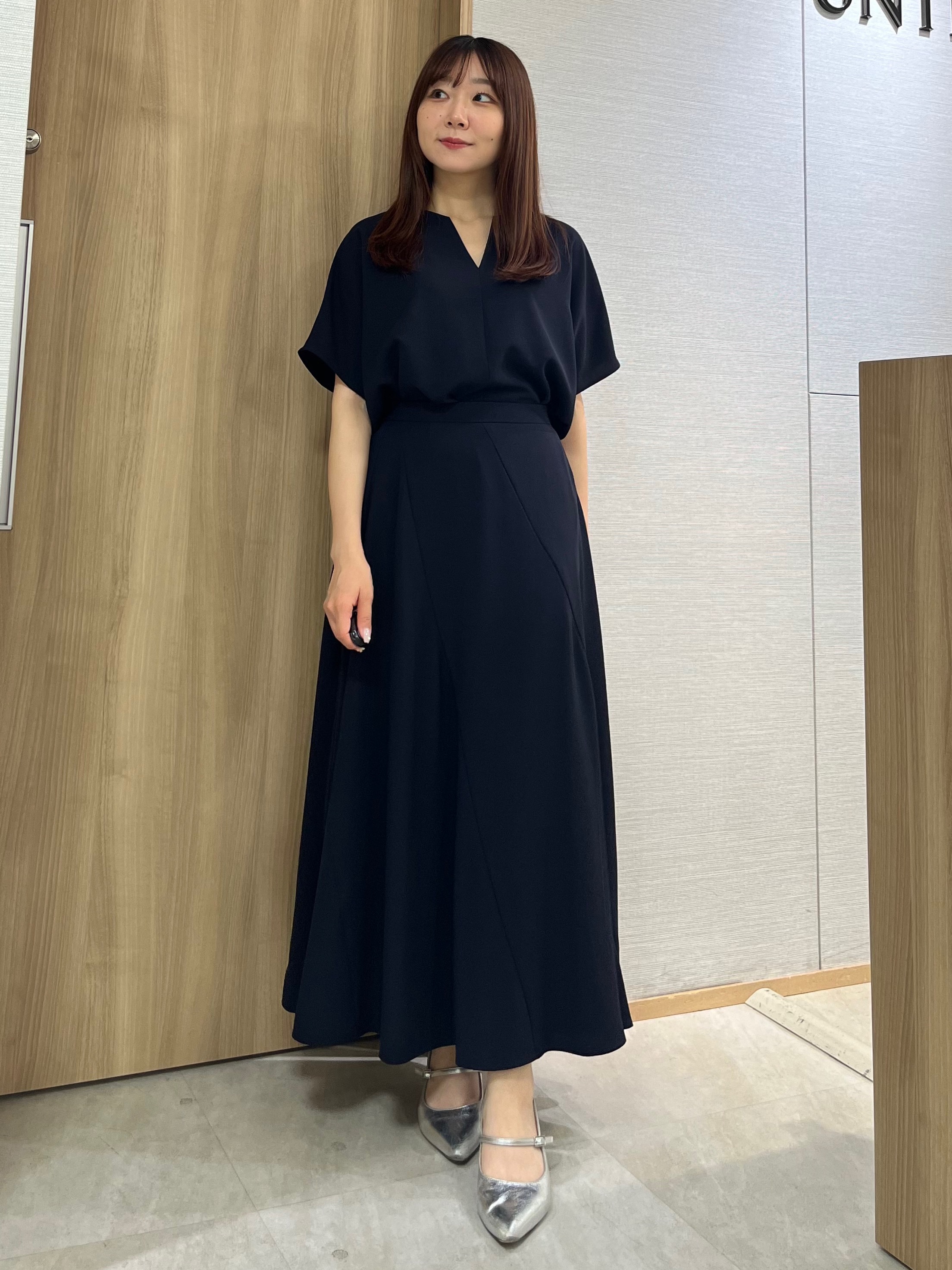 KAHOさんの「UNTITLED｜【UV/接触冷感/セットアップ可】リラクシーキーVネックブラウス」を使ったコーディネート