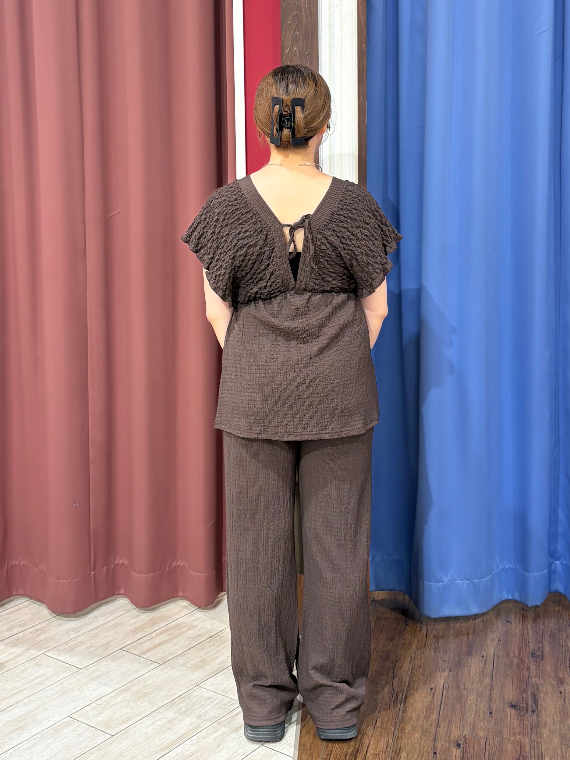 SAKUさんの「SHOO･LA･RUE｜【2点セット/S-LL/洗濯機可】お袖シャーリングブラウス+ワイドパンツ」を使ったコーディネート