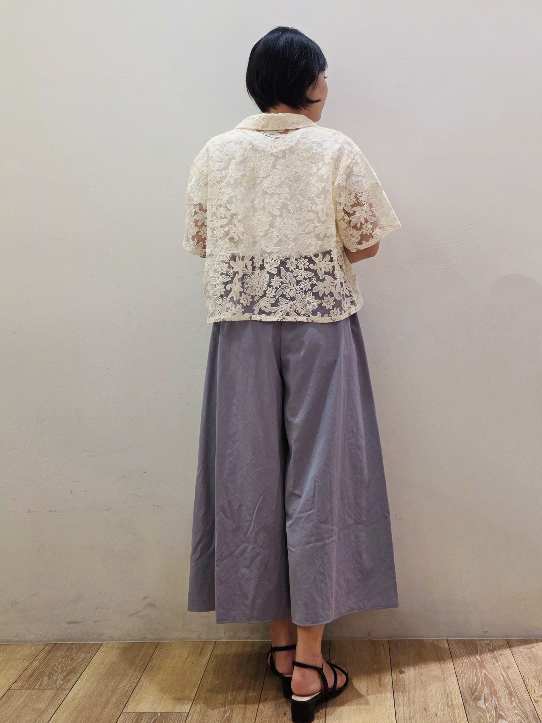 yuyuさんの「OPAQUE.CLIP｜フラワー刺繍シアーシャツ【洗濯機OK／イージーアイロン】」を使ったコーディネート