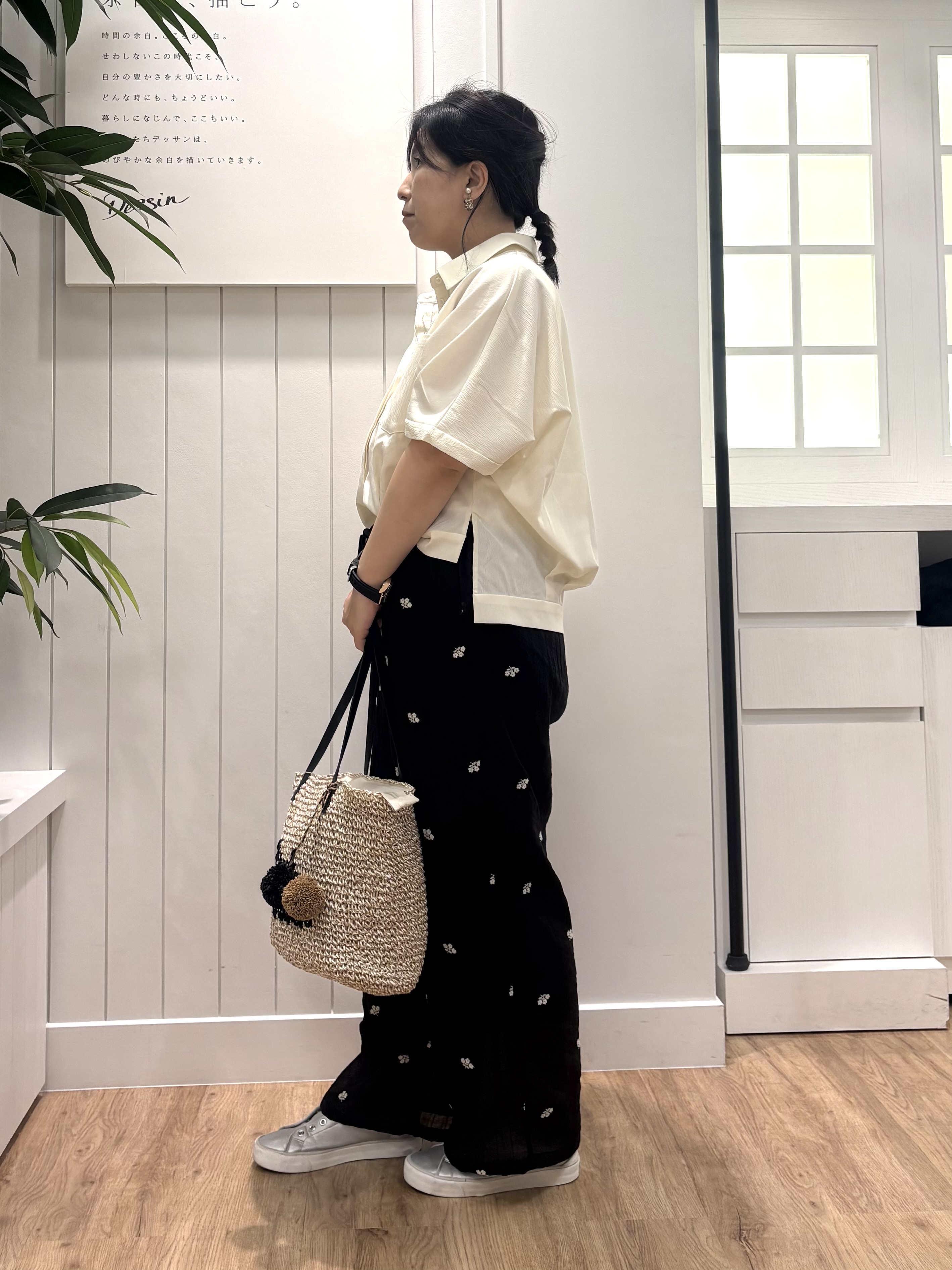 tomokoさんの「Dessin｜タックヘム クロップドシュリンクシャツ」を使ったコーディネート