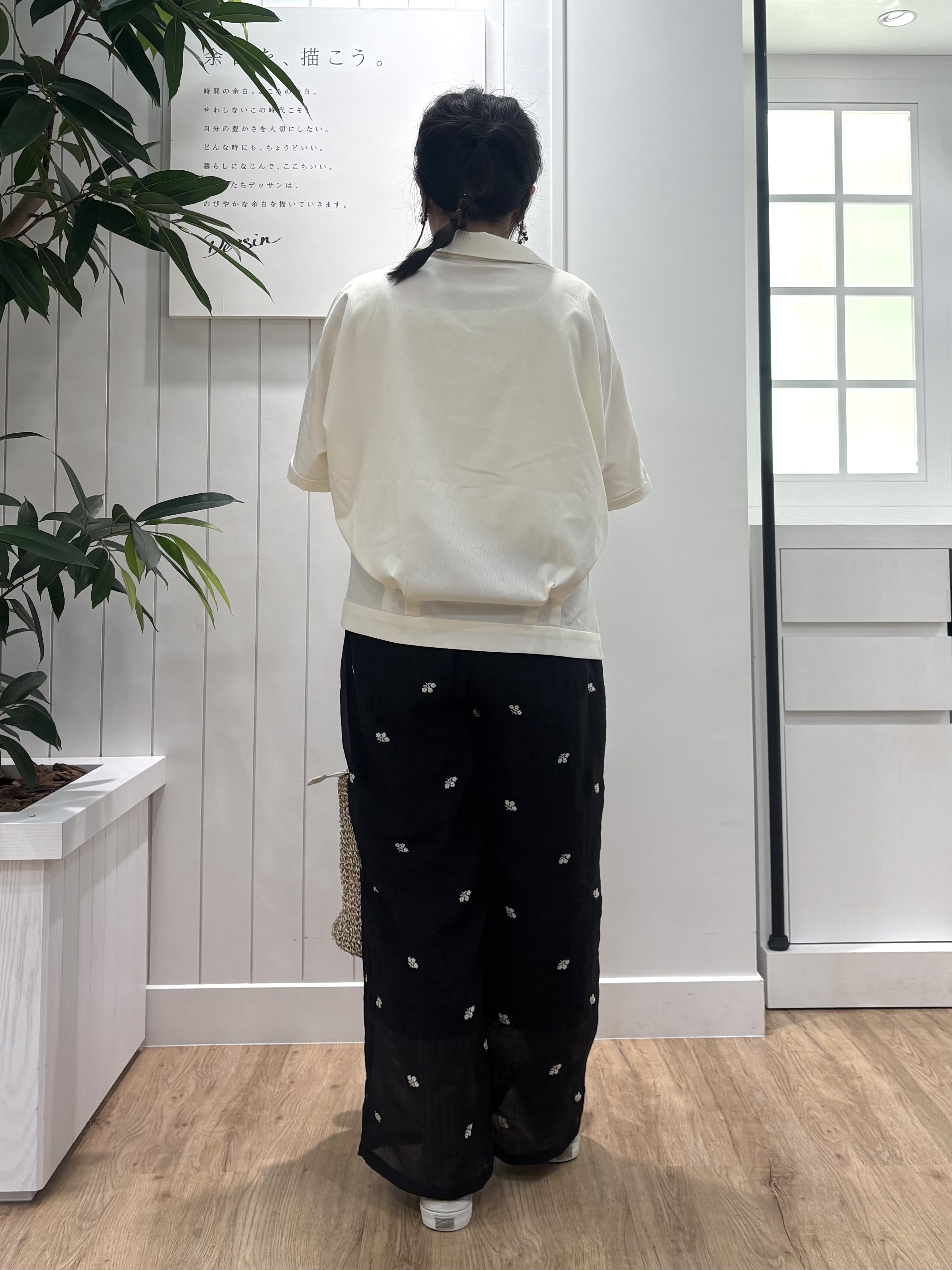 tomokoさんの「Dessin｜タックヘム クロップドシュリンクシャツ」を使ったコーディネート