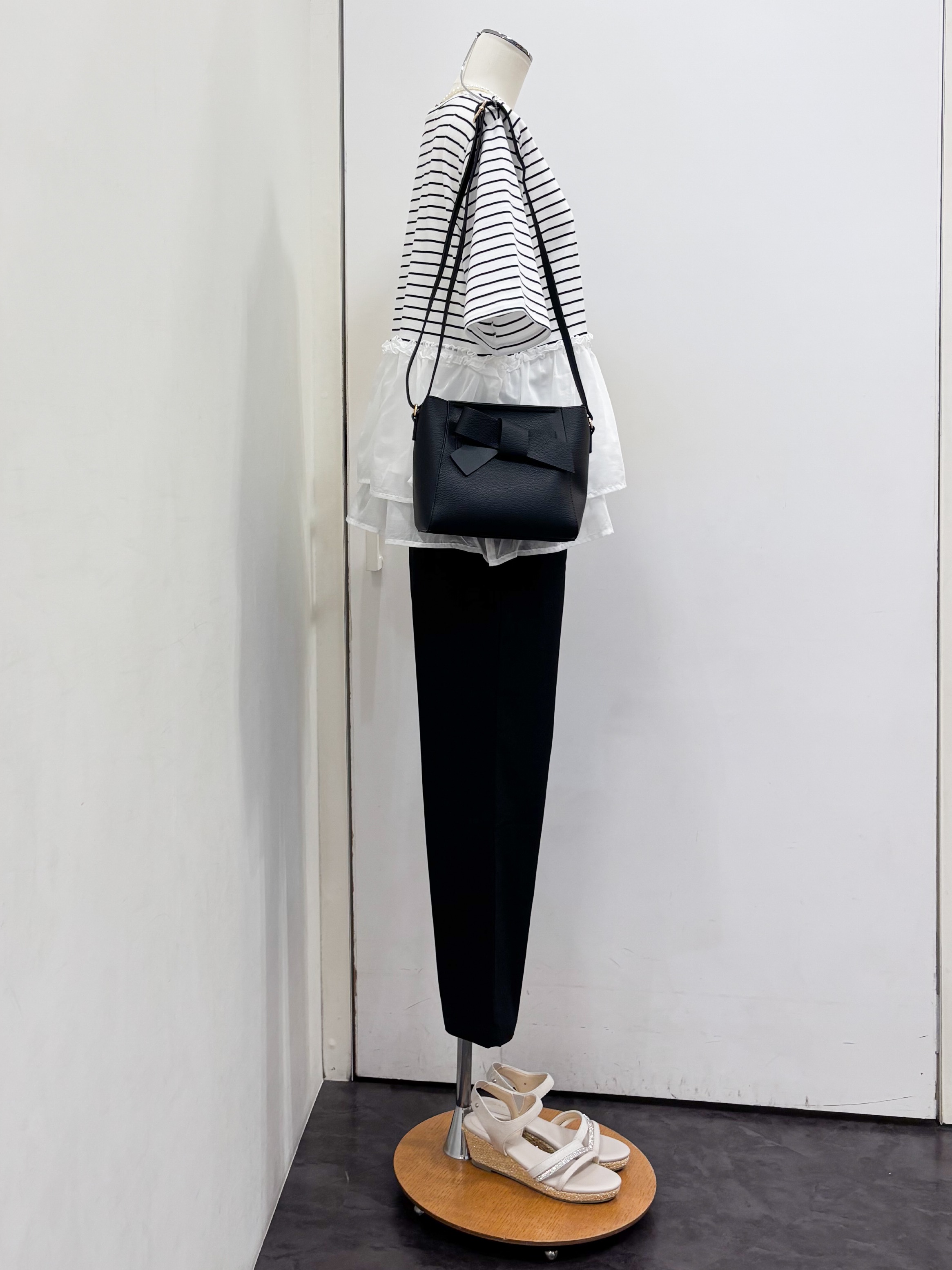 yukariさんの「grove｜【体型カバー】INせず決まる、ウエストシアーフリルTシャツ」を使ったコーディネート