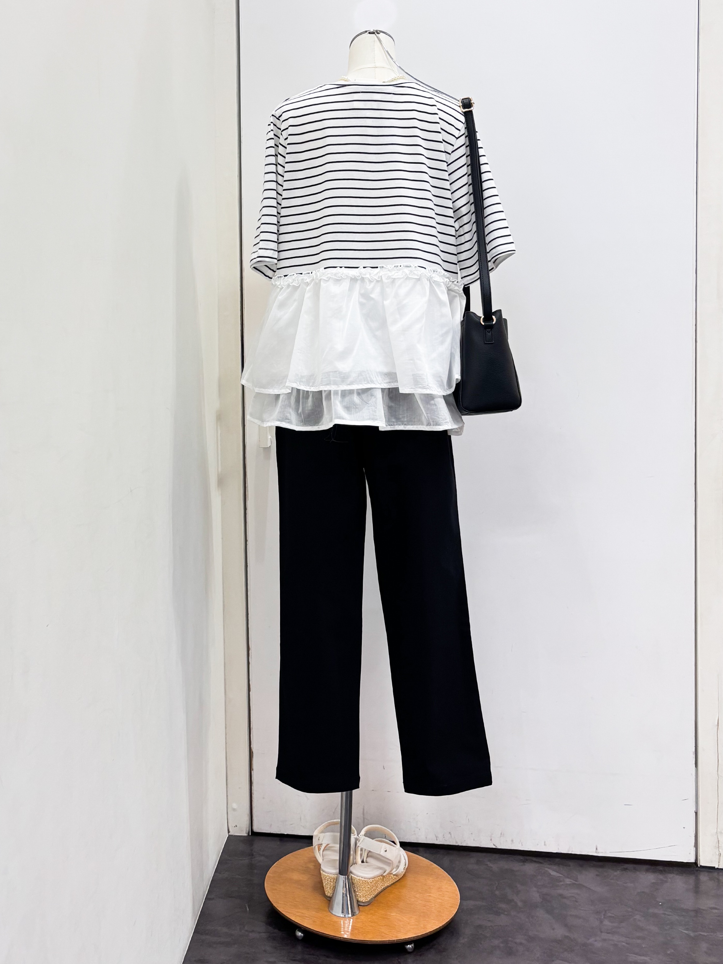 yukariさんの「grove｜【体型カバー】INせず決まる、ウエストシアーフリルTシャツ」を使ったコーディネート