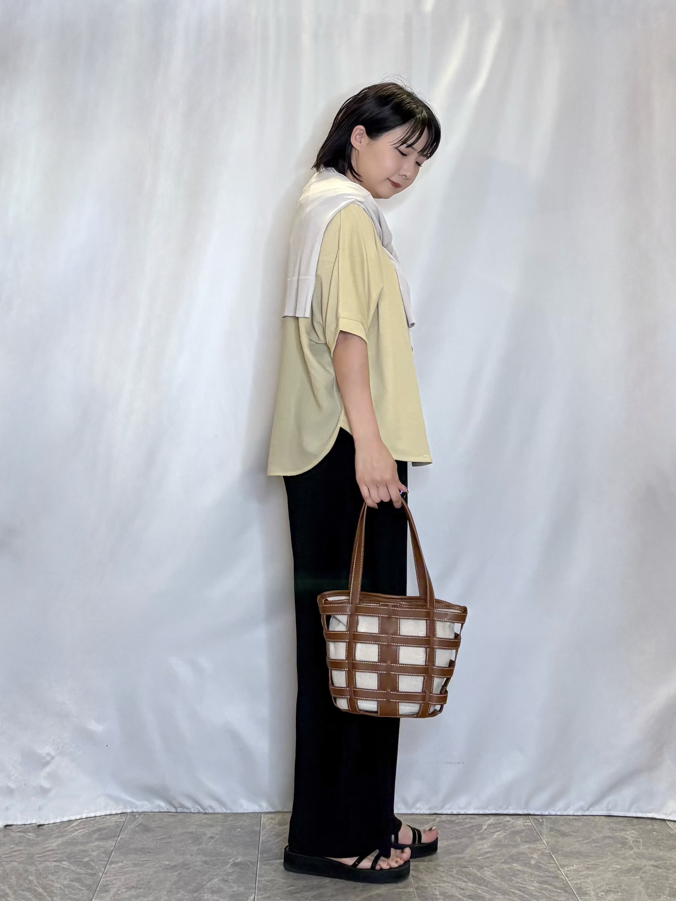 ネリさんの「SHOO･LA･RUE｜【洗濯機可/UV】さらっとしたタッチが心地よい ショート丈 Vネックカーディガン」を使ったコーディネート