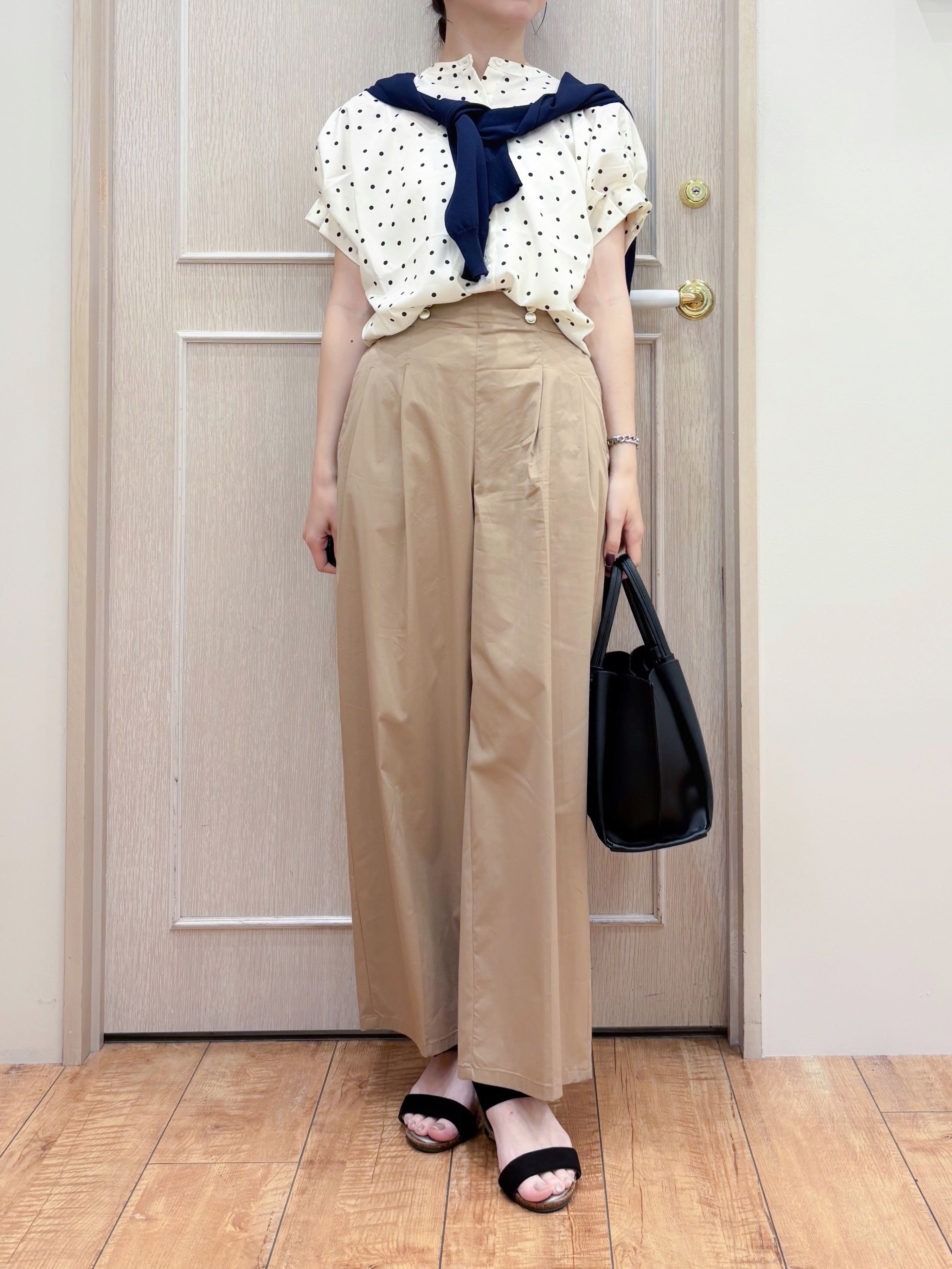 なみさんの「SHOO･LA･RUE｜【洗濯機可／洗濯後しわになりにくい】大人の甘さをプラスする ドット柄袖タックブラウス」を使ったコーディネート