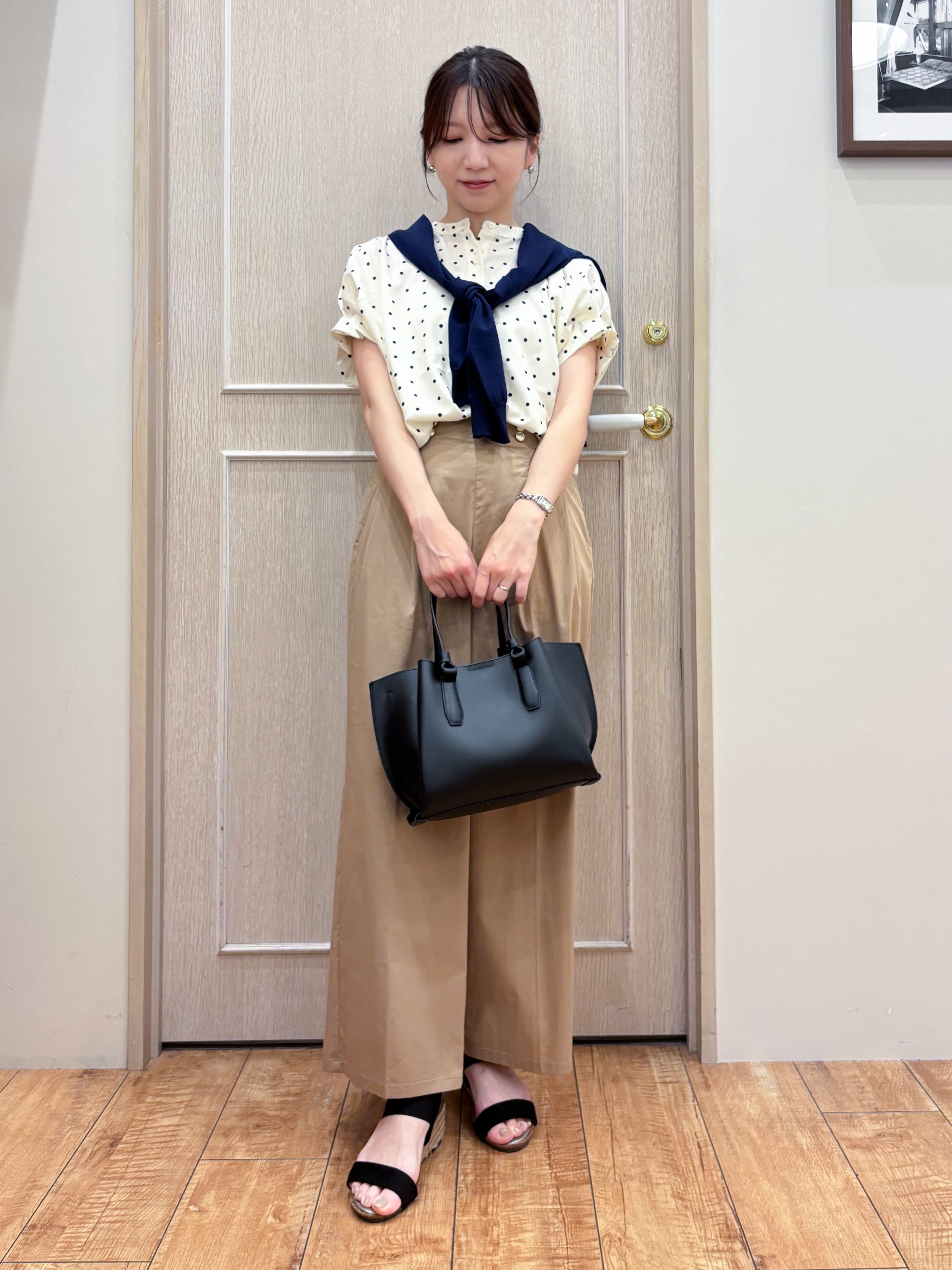 なみさんの「SHOO･LA･RUE｜【洗濯機可／洗濯後しわになりにくい】大人の甘さをプラスする ドット柄袖タックブラウス」を使ったコーディネート