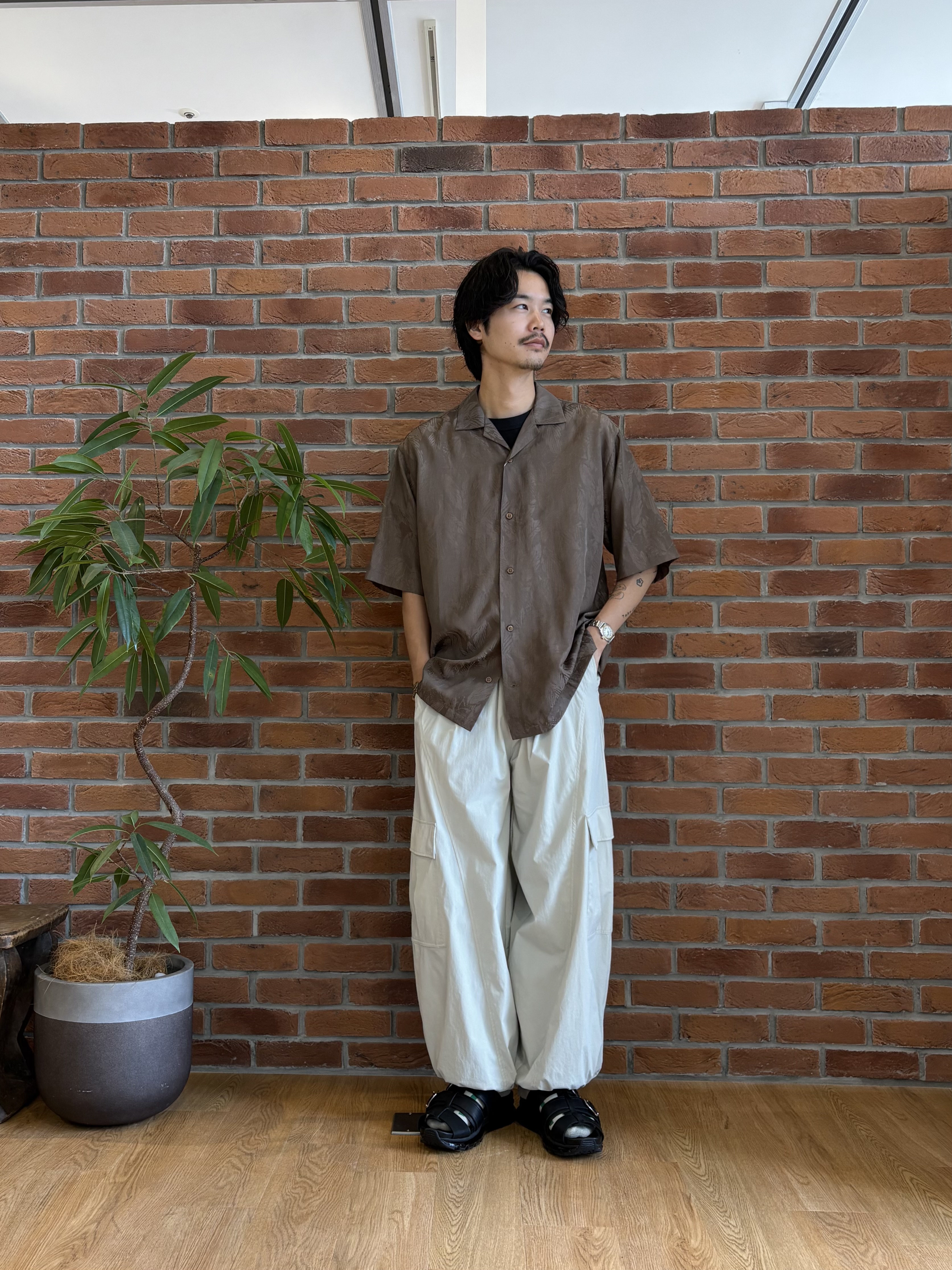 北浦歩大さんの「tk.TAKEO KIKUCHI｜ジャカードボタニカルシャツ」を使ったコーディネート