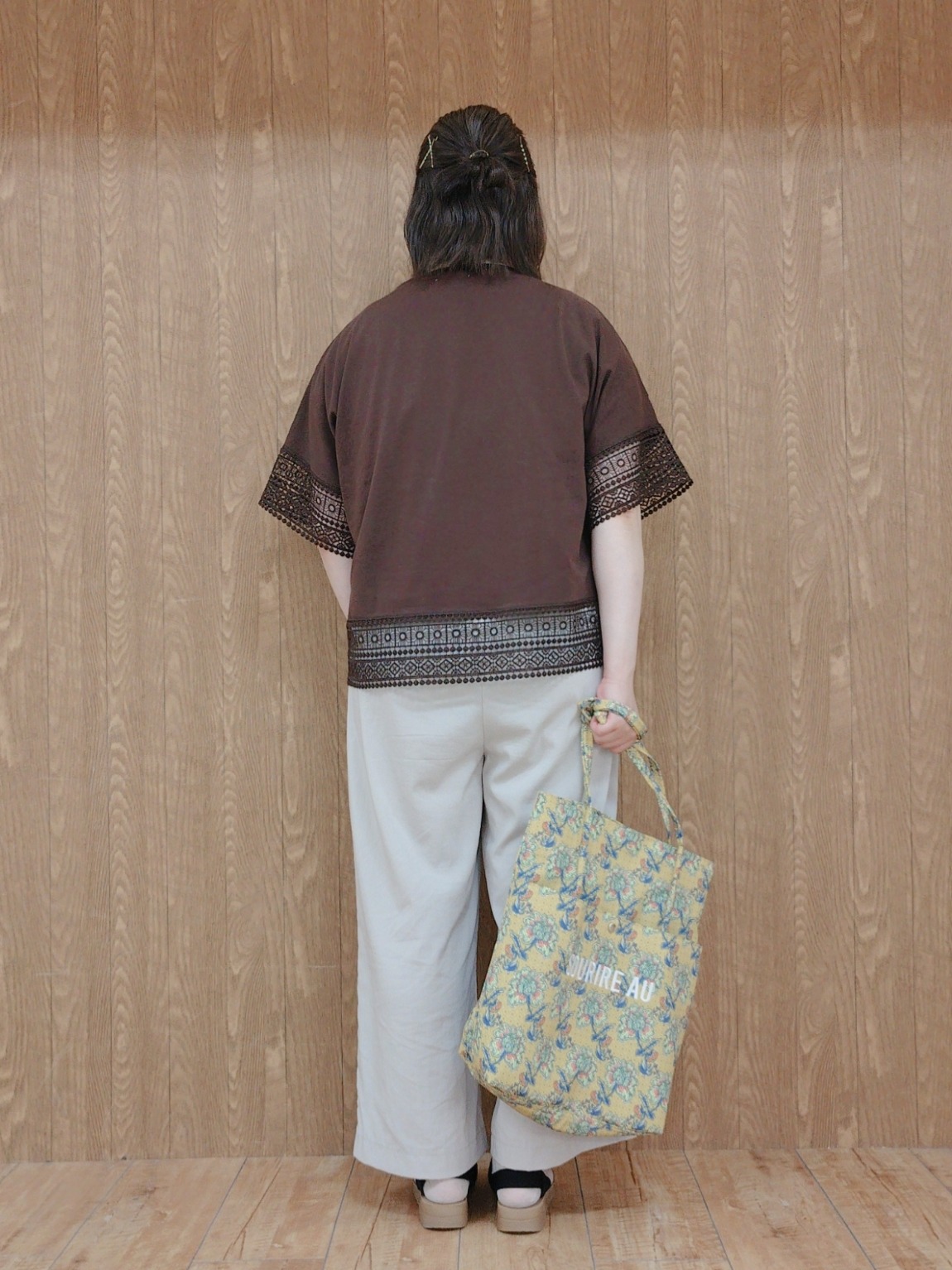 みぃーこさんの「SHOO･LA･RUE｜【洗濯機可/体型カバー/S-LL】レース使いがポイント デザインTシャツ」を使ったコーディネート