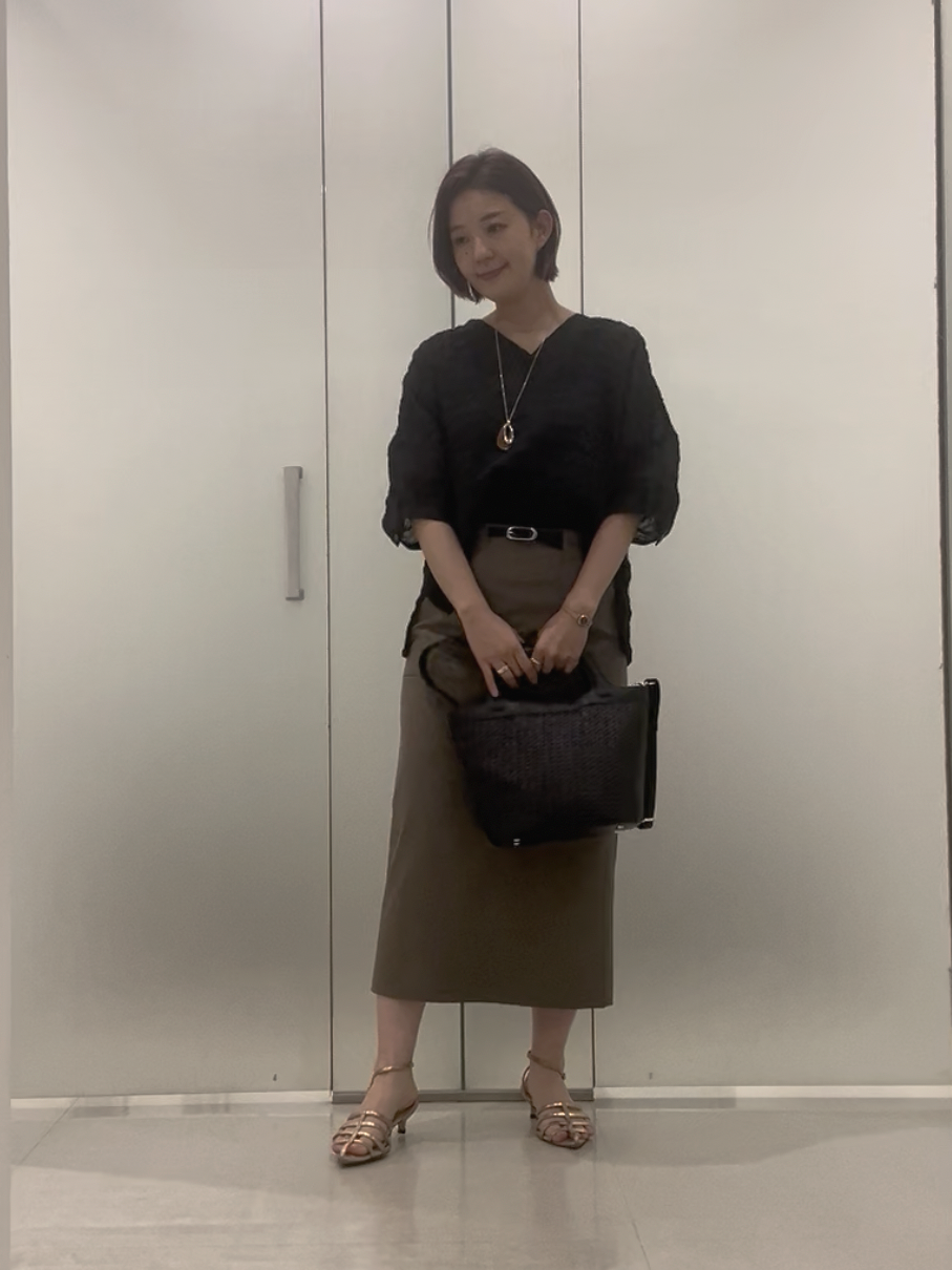 まどかさんの「UNTITLED｜【洗える】シアーVネックブラウス」を使ったコーディネート