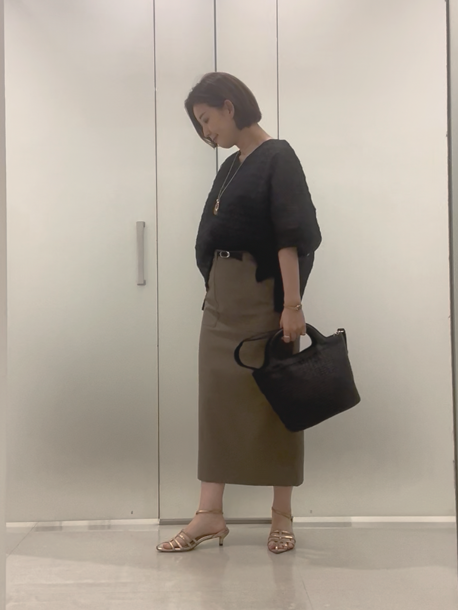 まどかさんの「UNTITLED｜【洗える】シアーVネックブラウス」を使ったコーディネート