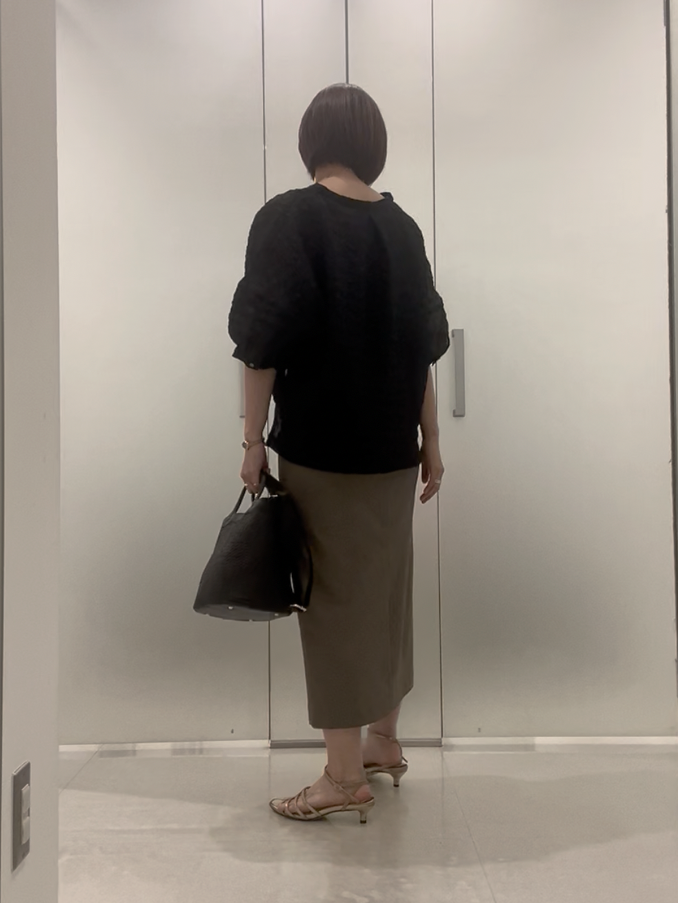 まどかさんの「UNTITLED｜【洗える】シアーVネックブラウス」を使ったコーディネート