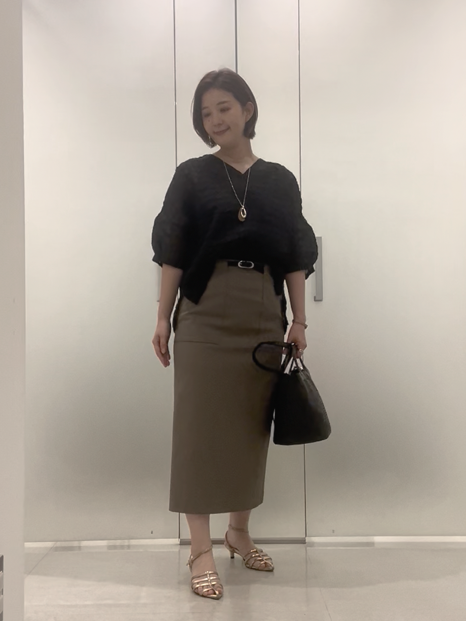 まどかさんの「UNTITLED｜【洗える】シアーVネックブラウス」を使ったコーディネート