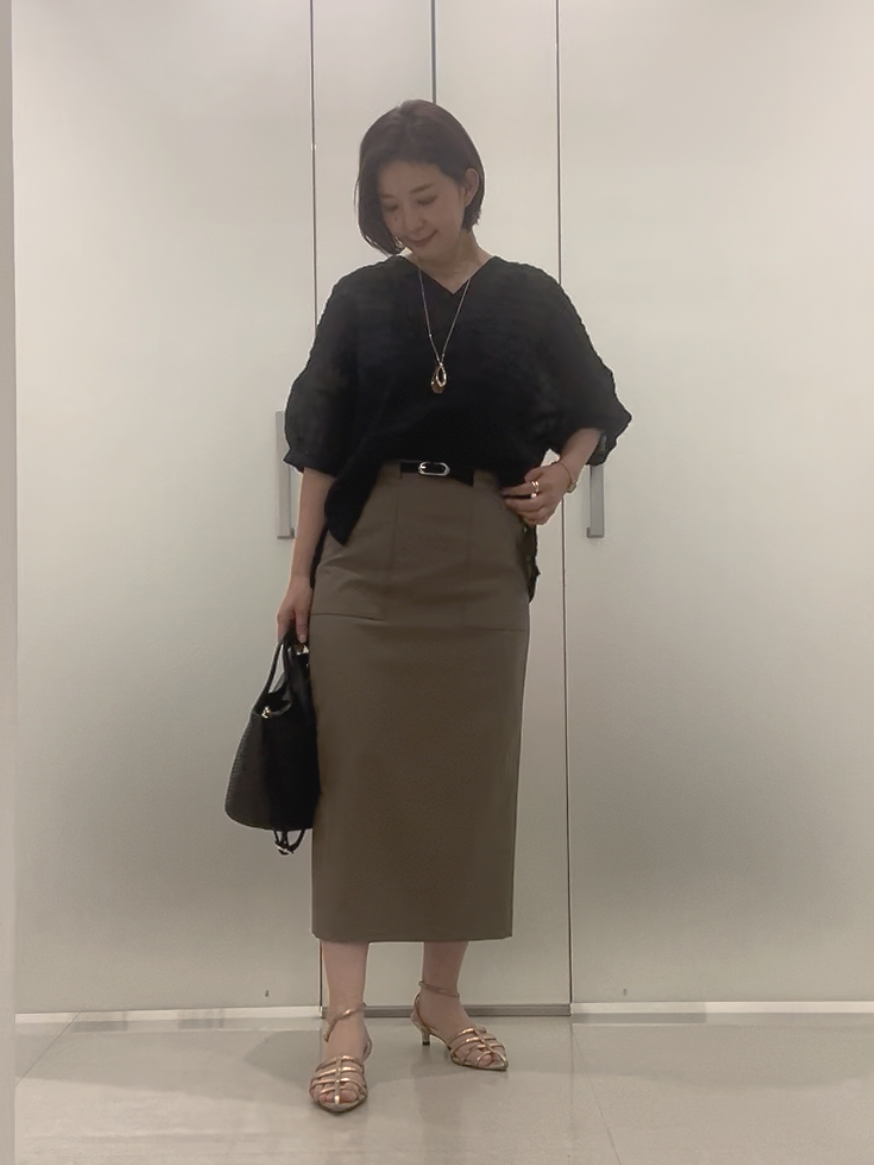 まどかさんの「UNTITLED｜【洗える】シアーVネックブラウス」を使ったコーディネート
