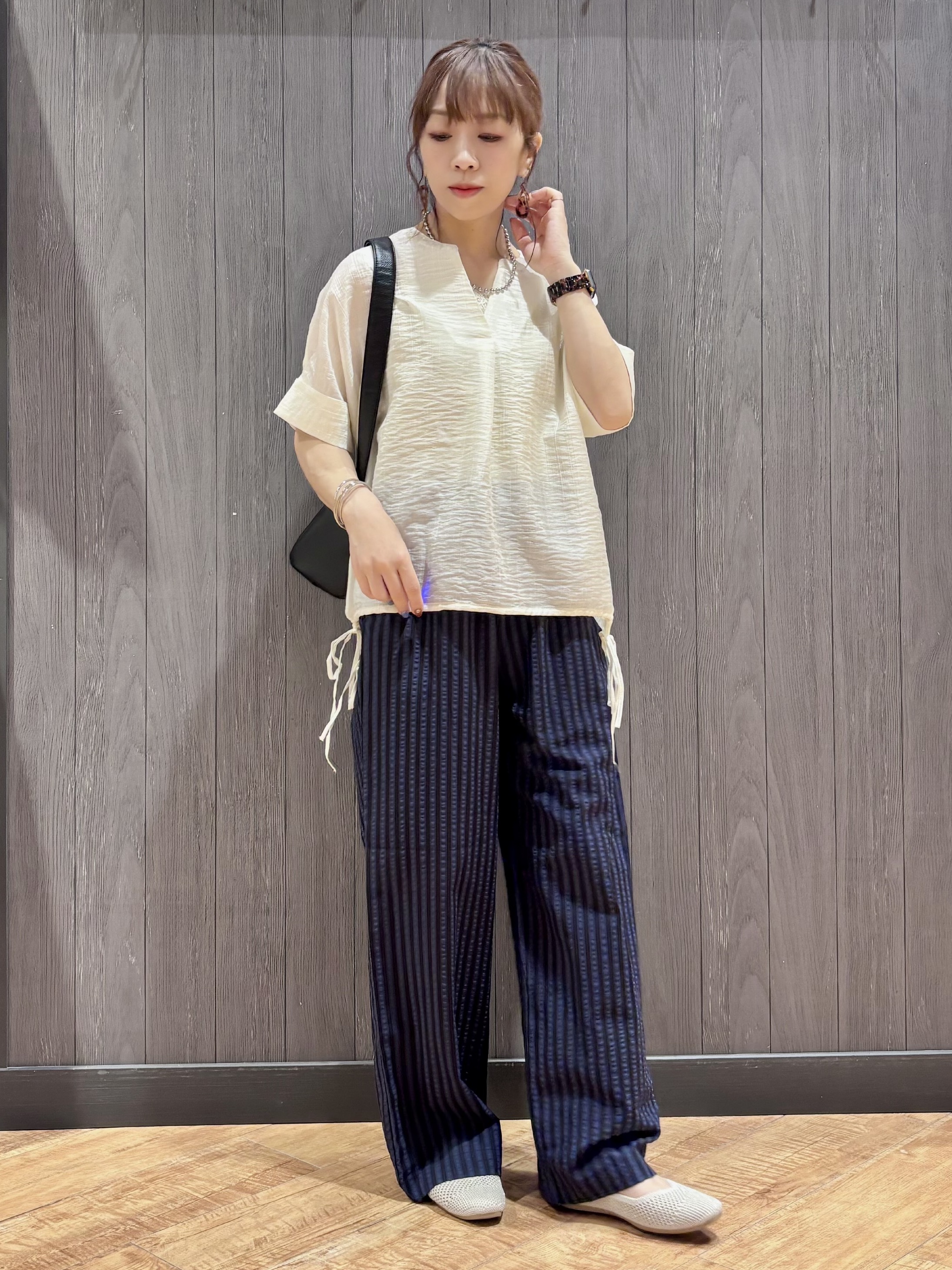 meiさんの「SHOO･LA･RUE｜【高レビュー/体型カバー】インせず着られる スキッパー裾リボンブラウス」を使ったコーディネート