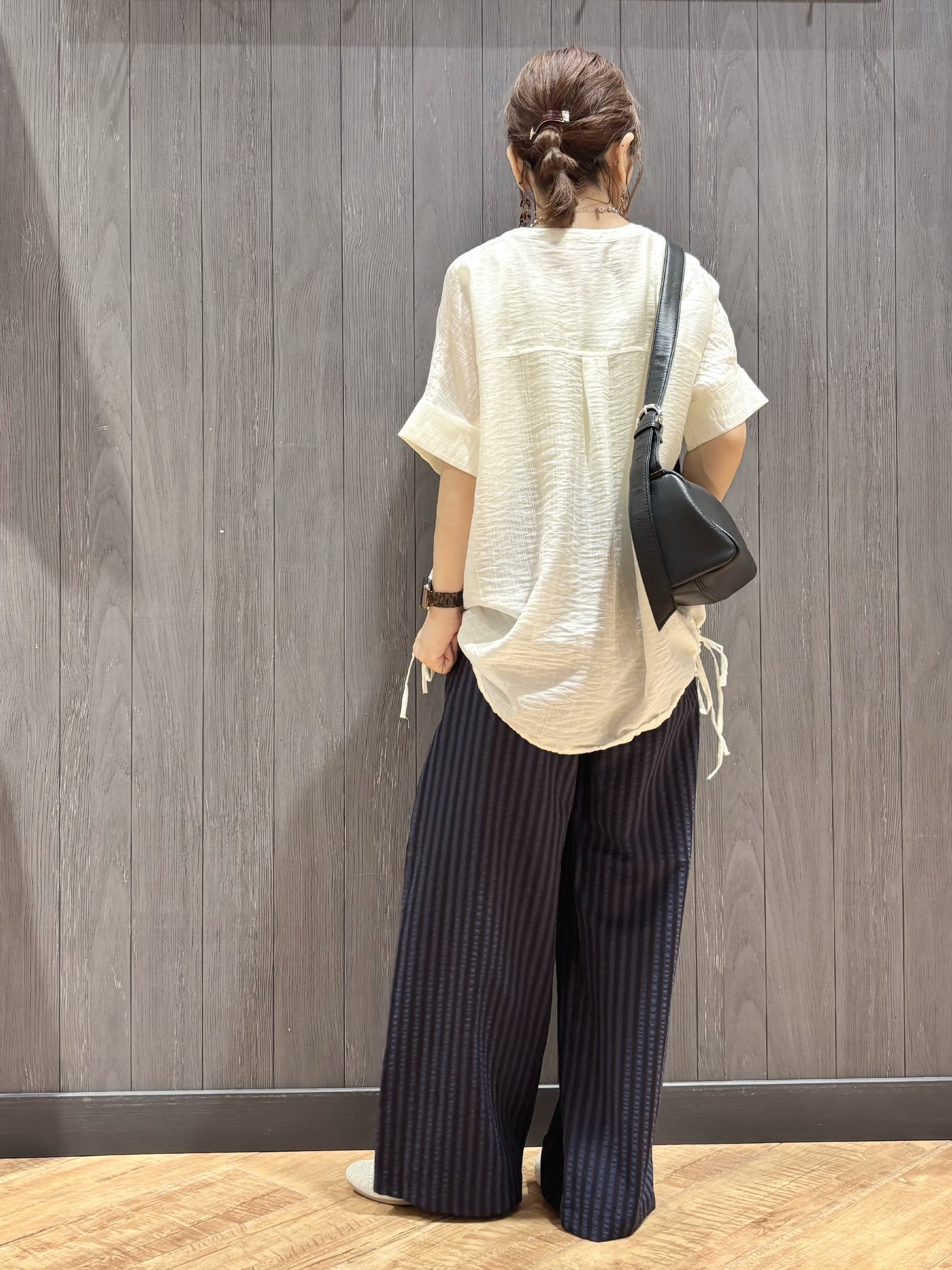 meiさんの「SHOO･LA･RUE｜【高レビュー/体型カバー】インせず着られる スキッパー裾リボンブラウス」を使ったコーディネート