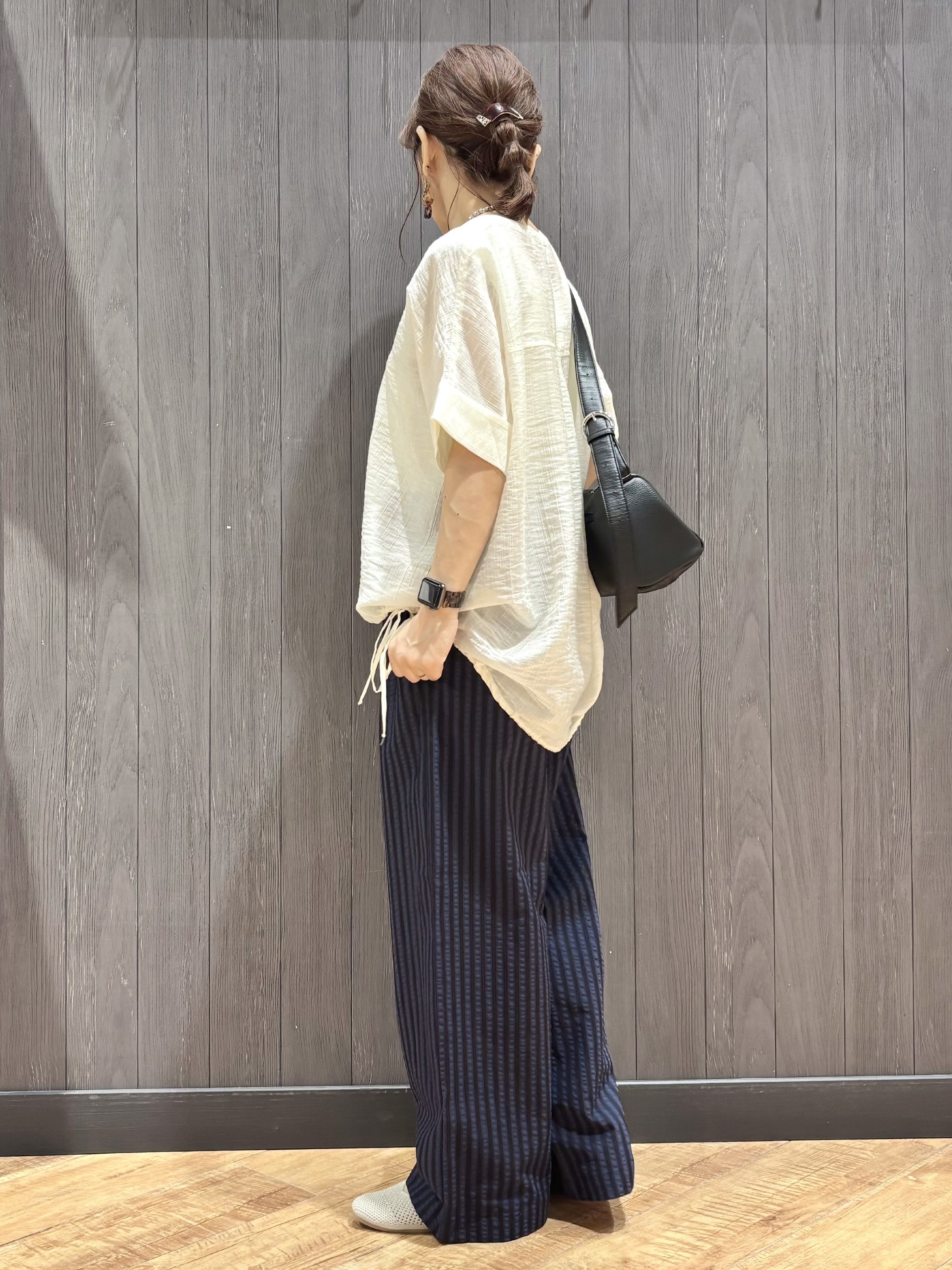 meiさんの「SHOO･LA･RUE｜【高レビュー/体型カバー】インせず着られる スキッパー裾リボンブラウス」を使ったコーディネート