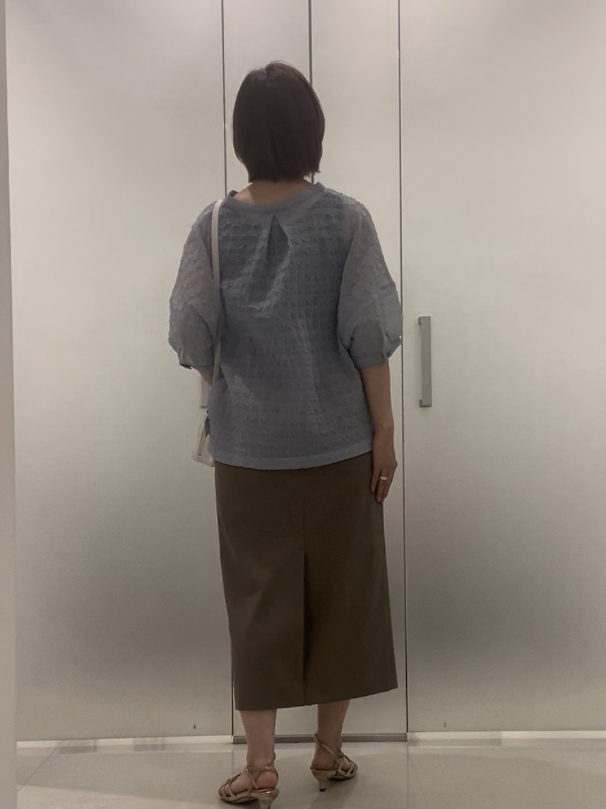 まどかさんの「UNTITLED｜【洗える】シアーVネックブラウス」を使ったコーディネート