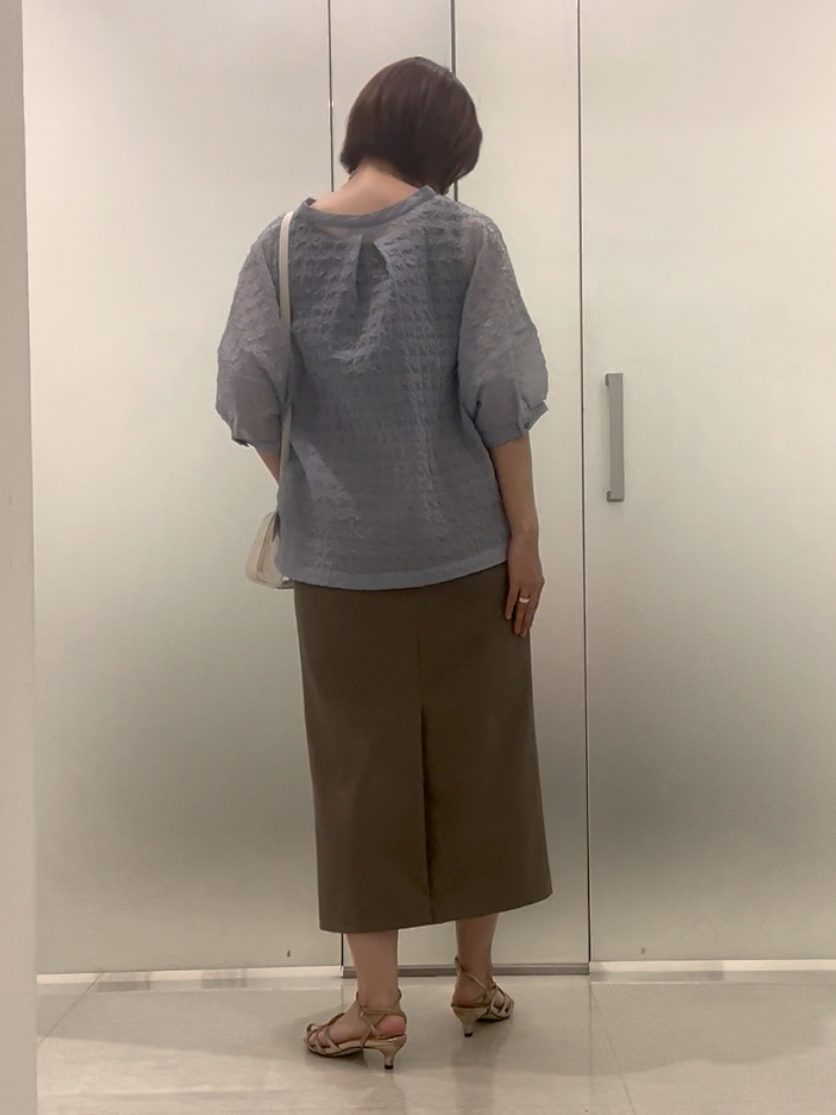 まどかさんの「UNTITLED｜【洗える】シアーVネックブラウス」を使ったコーディネート