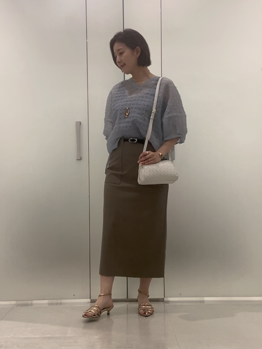 まどかさんの「UNTITLED｜【洗える】シアーVネックブラウス」を使ったコーディネート